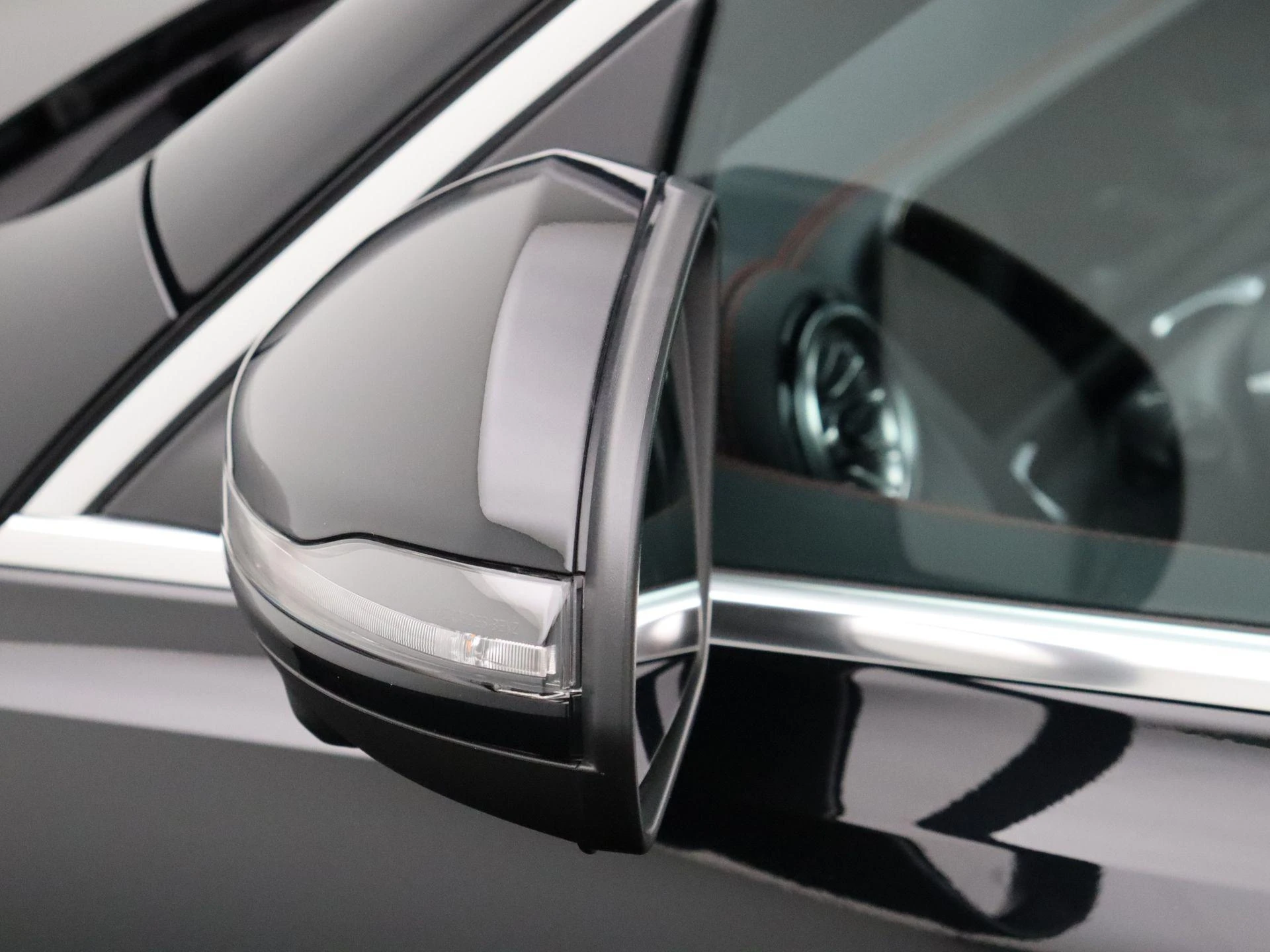 Mercedes-Benz-EQB-image-7