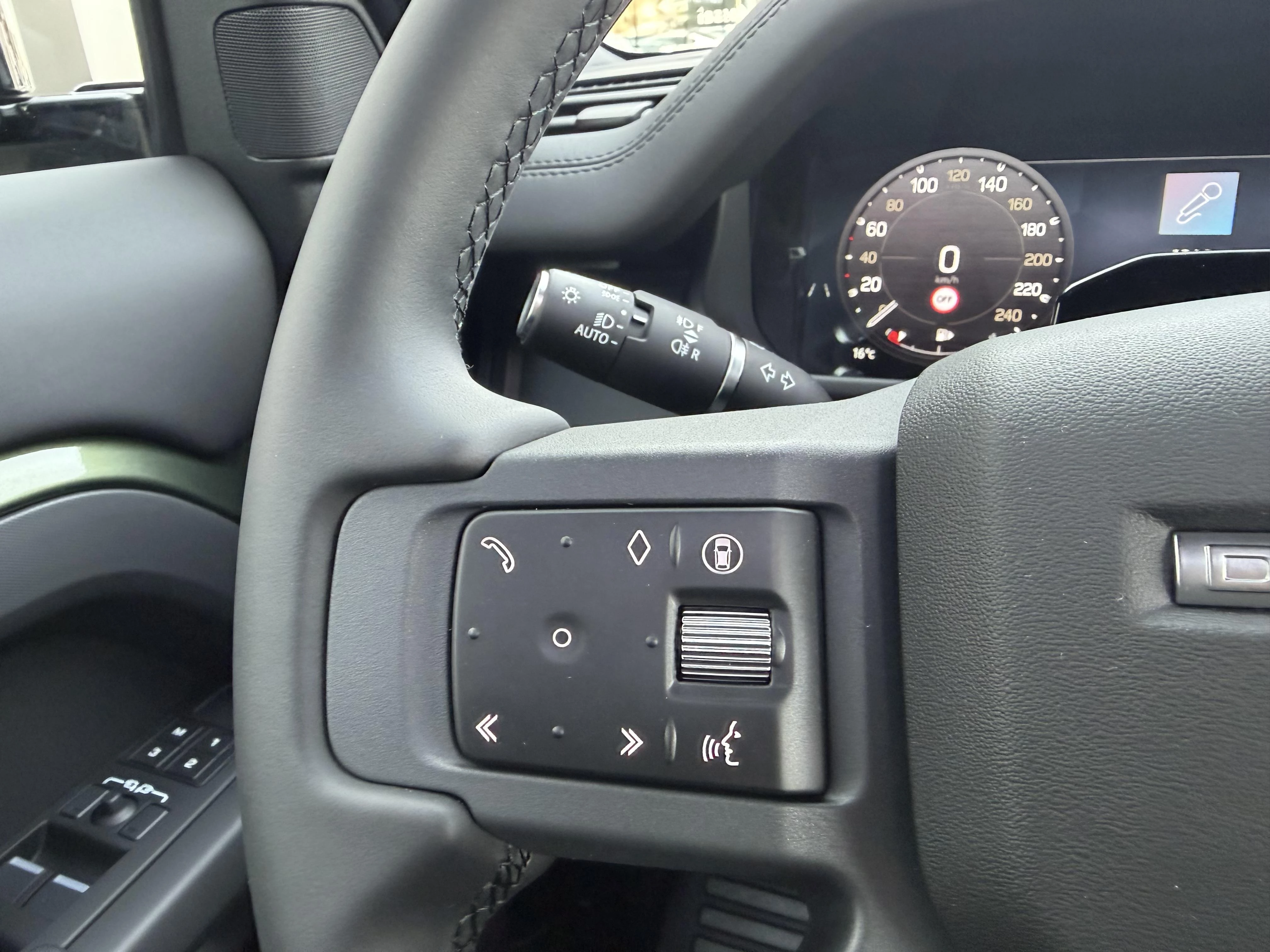 Land Rover Defender 110 D250 X-Dynamic SE AWD Auto. 26MY