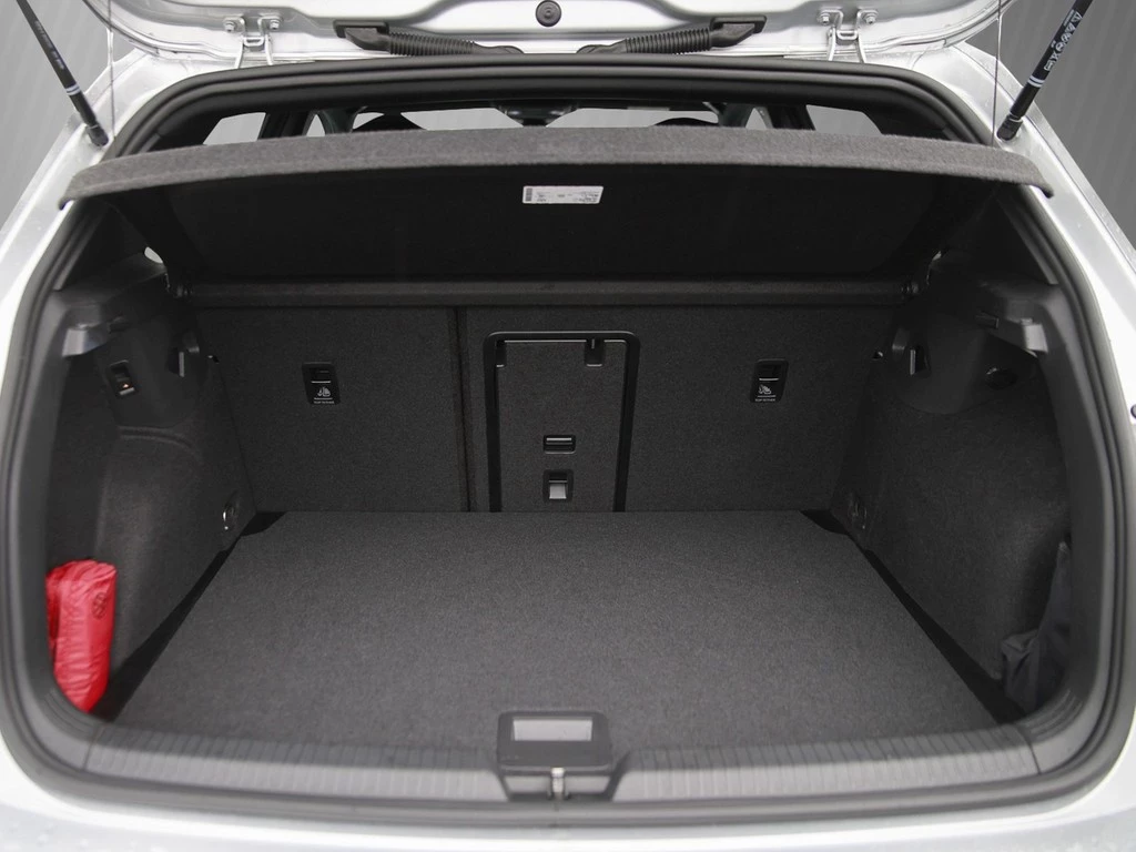 Volkswagen Golf VIII 1.5 eTSI DSG R-Line Rear-View, AHK