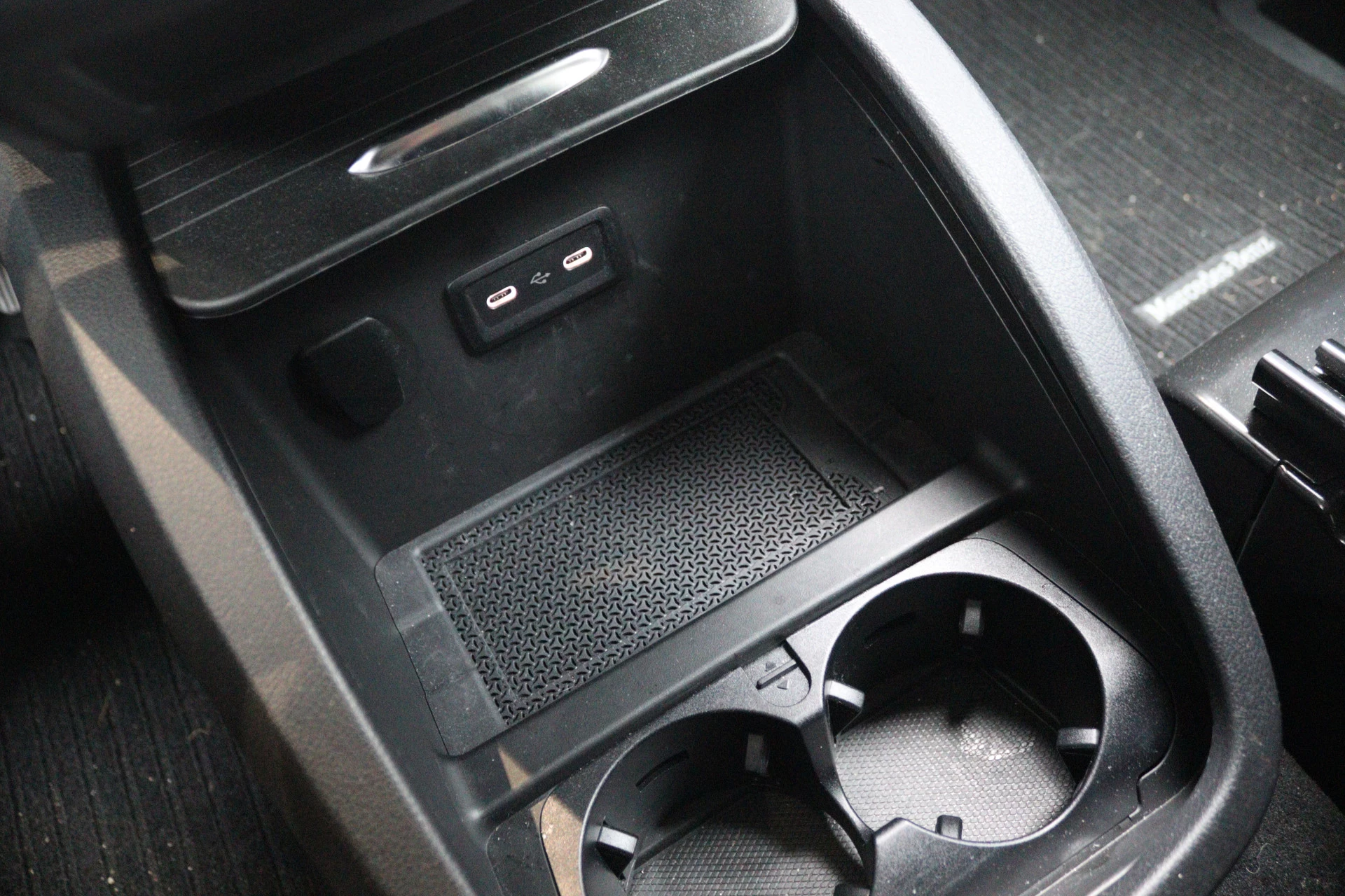 Mercedes-Benz-EQV-image-19