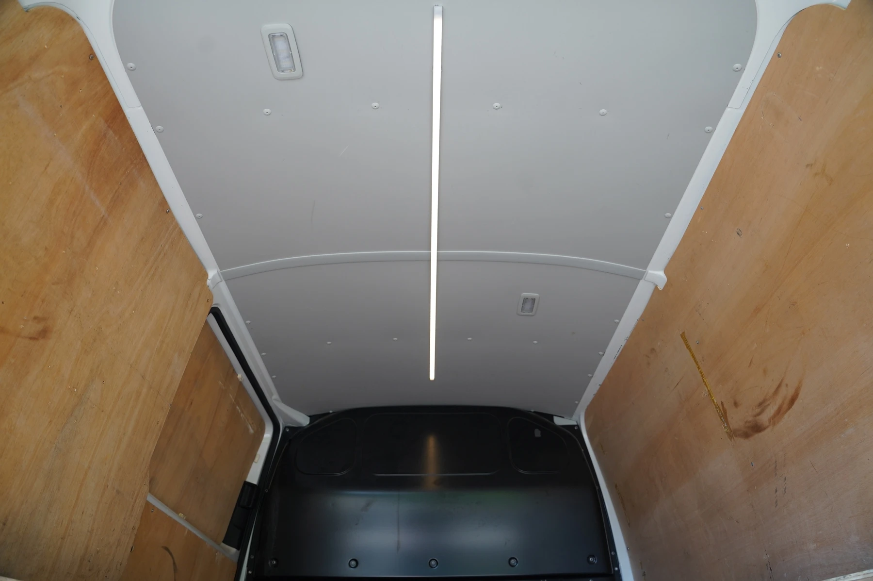 Volkswagen-Transporter-image-23