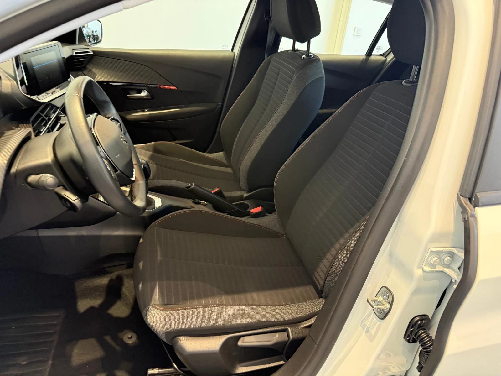 Peugeot-208-image-12