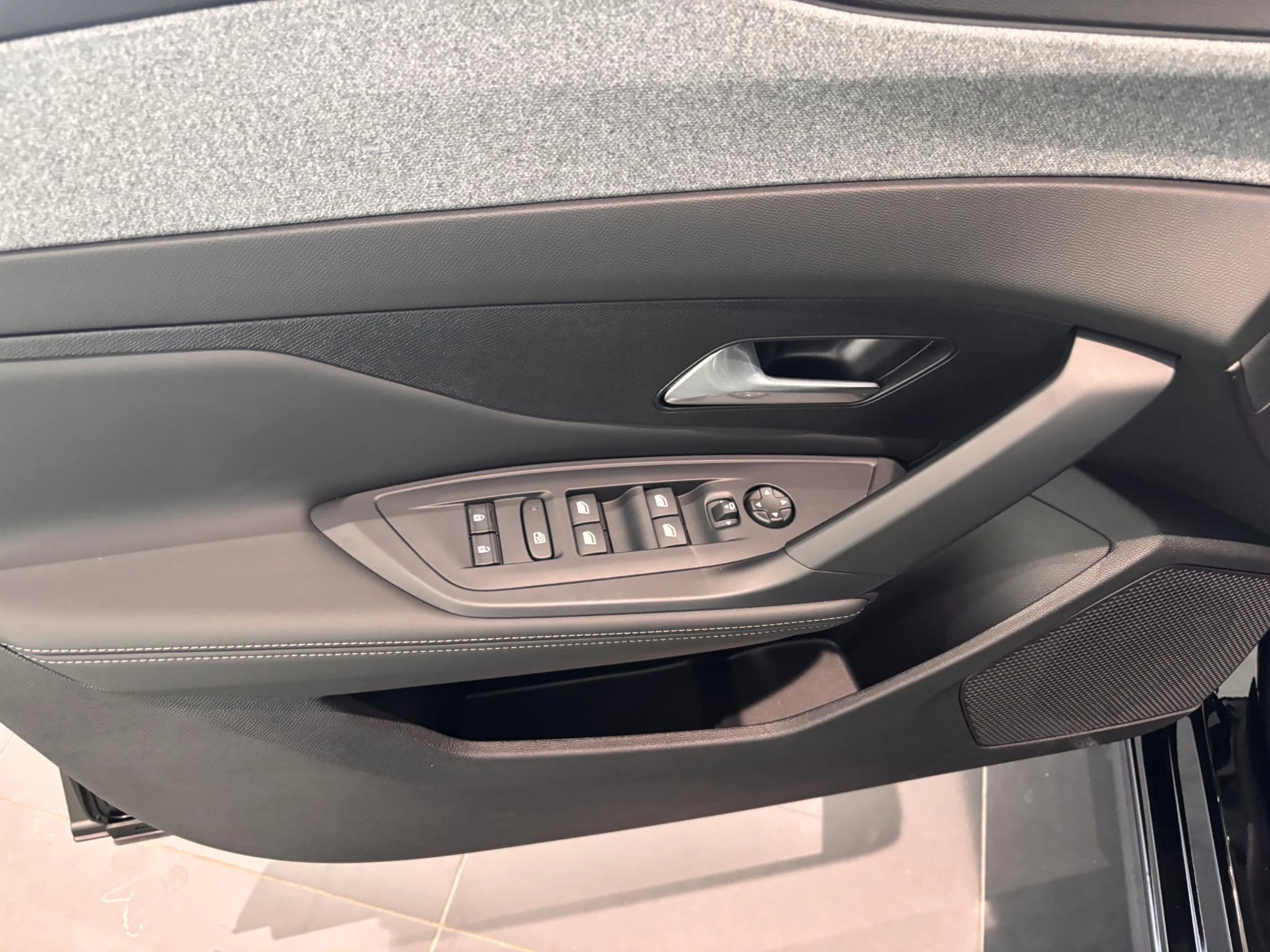 Peugeot 408 1.2 Allure Hybrid 145