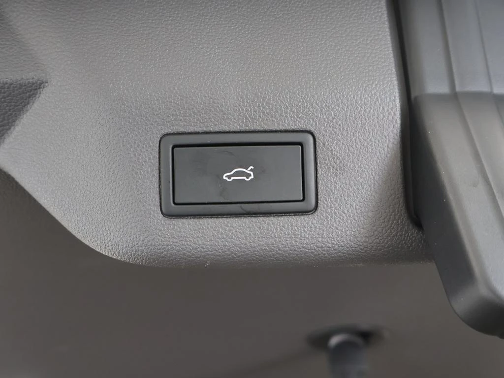 Volkswagen-Multivan-image-18