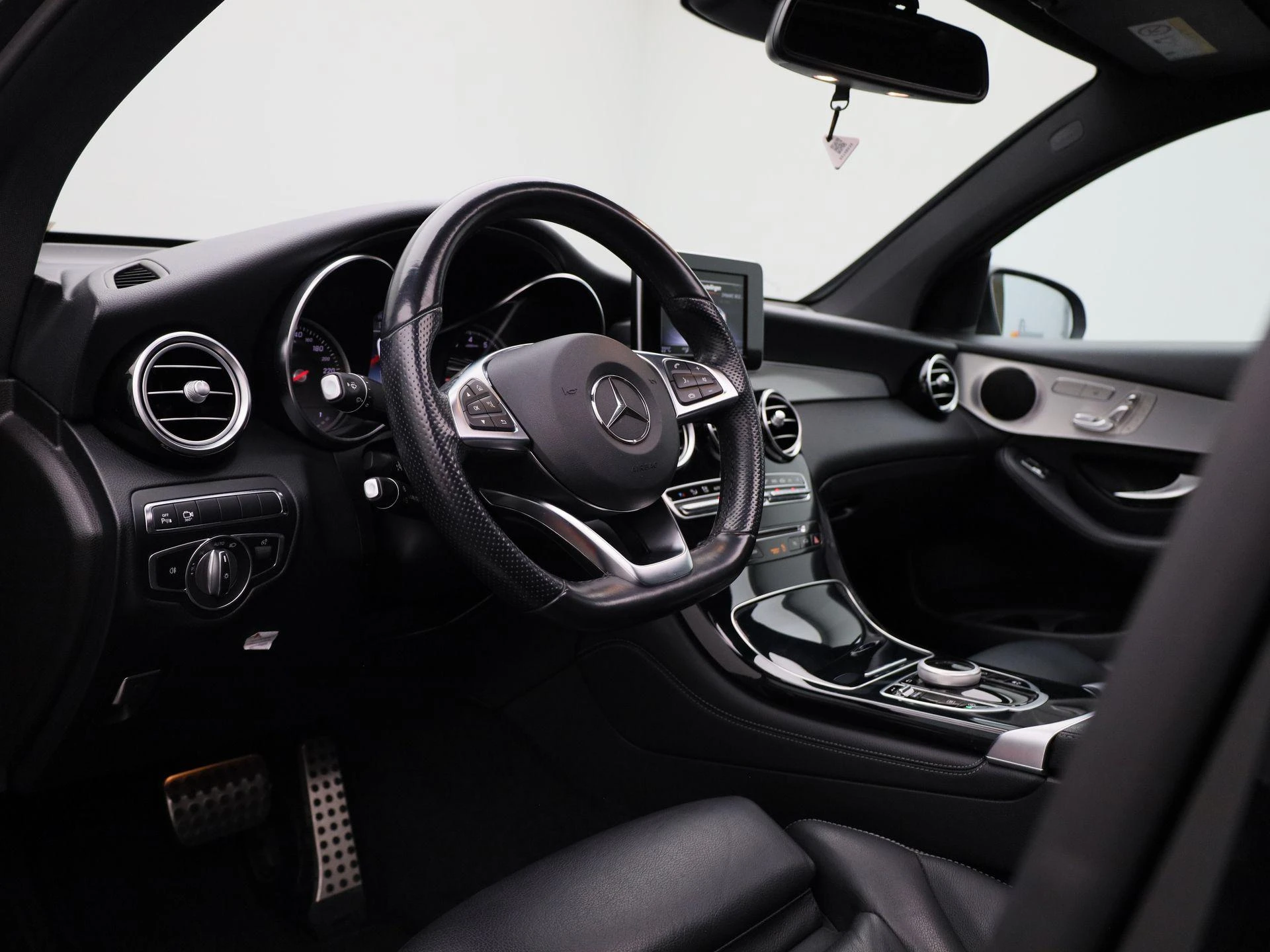 Mercedes-Benz-GLC-image-33