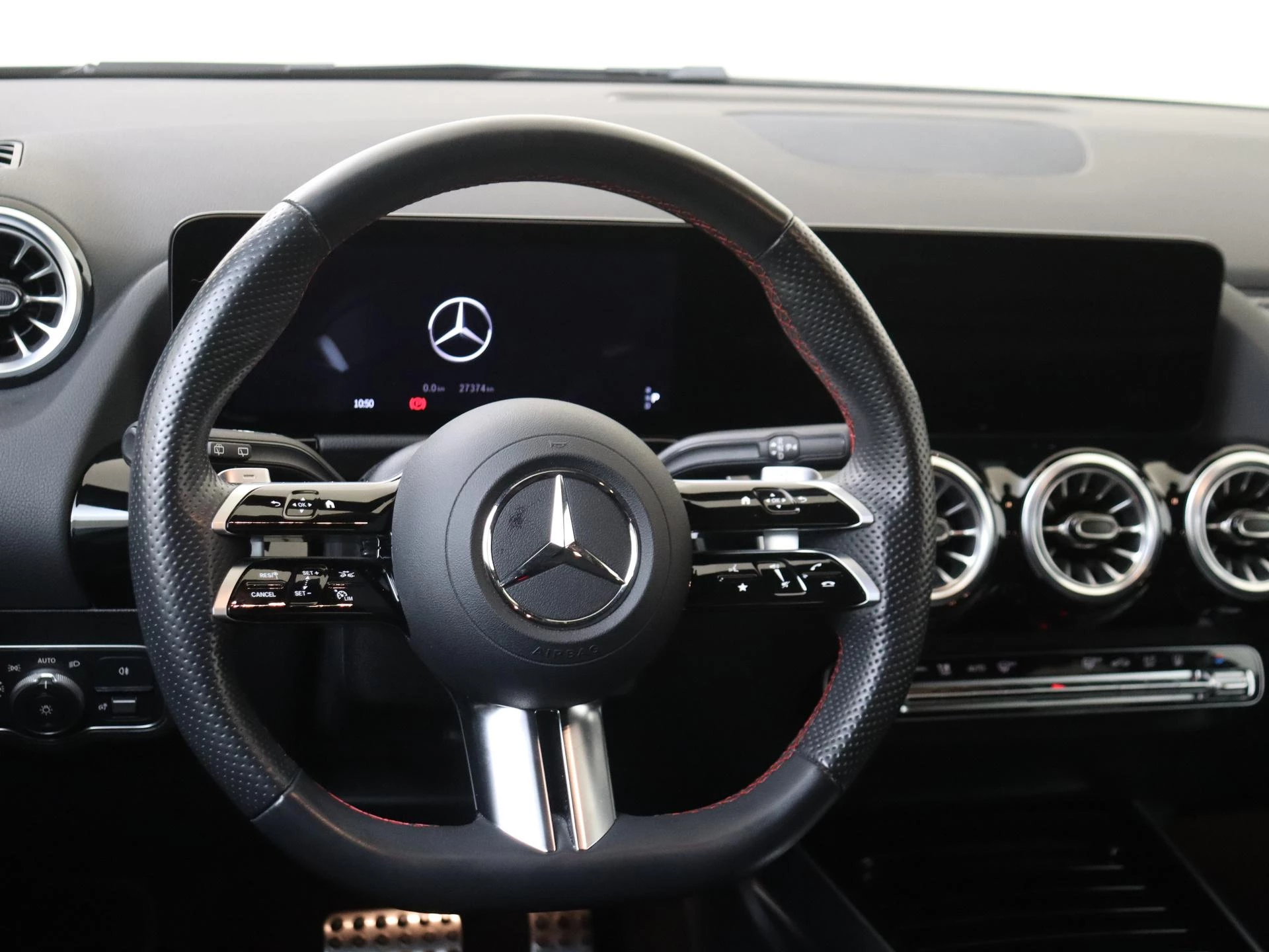 Mercedes-Benz-GLA-image-9