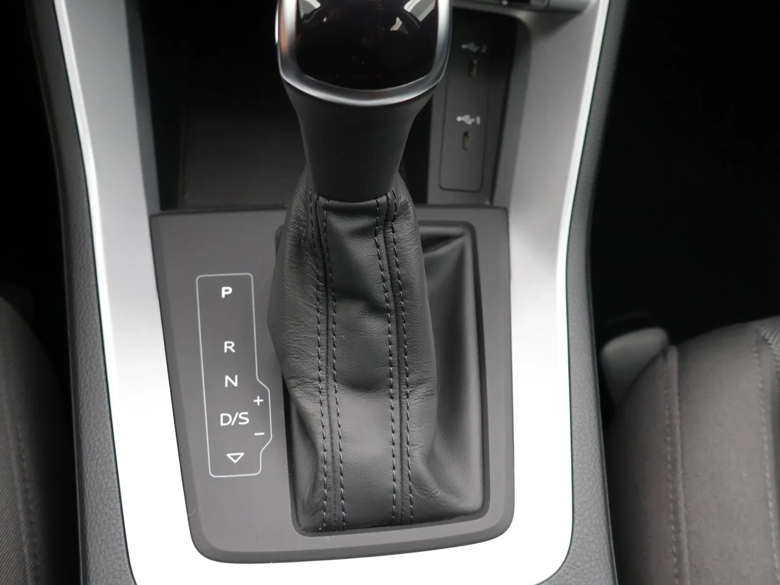 Audi Q3 35TFSI Business Edition Advanced 150PK *AUTOMAAT*VIRTUAL COCKPIT*SHADOW LOOK*TREKHAAK*CRUISE*PDC*APP