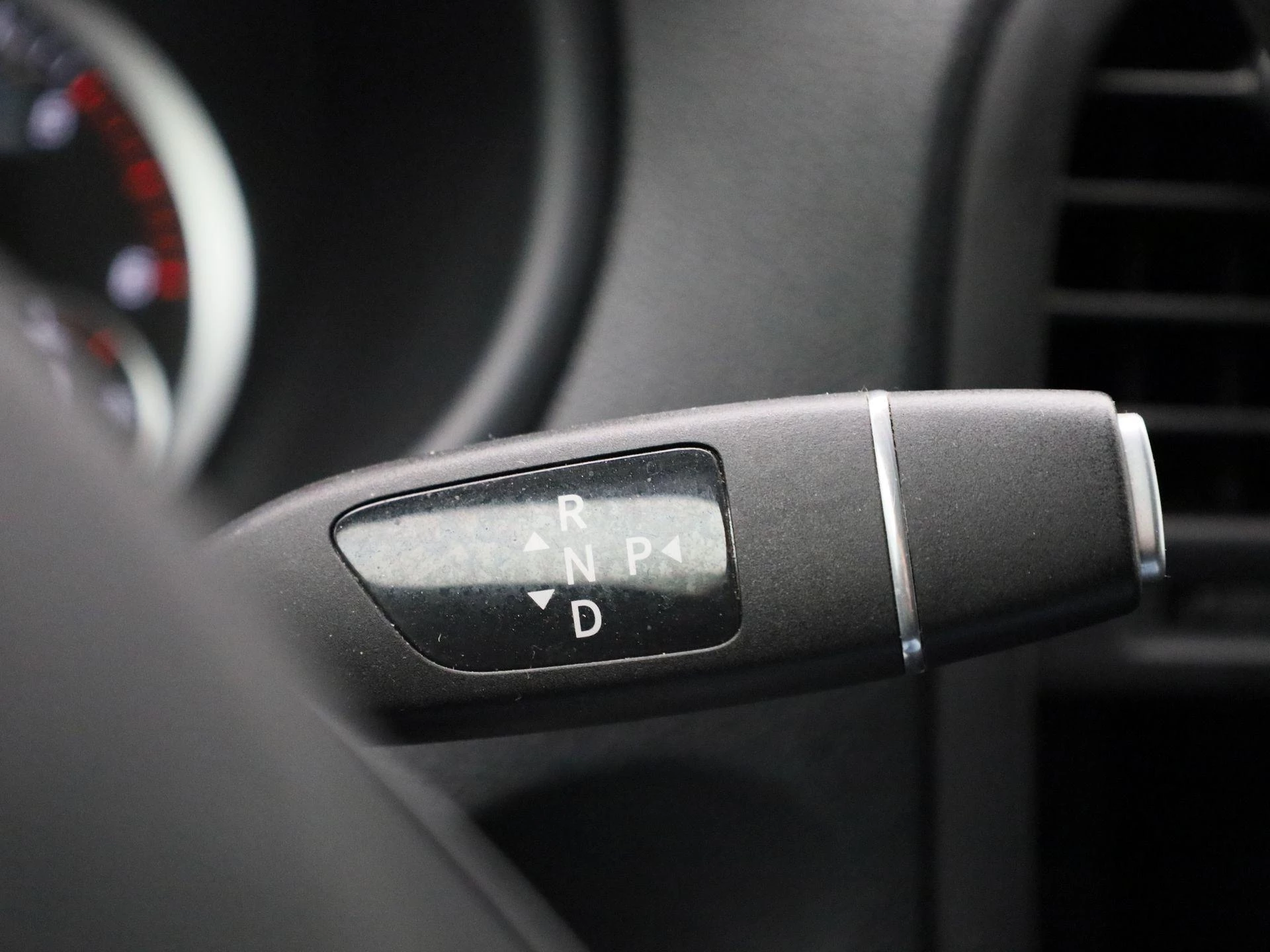 Mercedes-Benz-Vito-image-23