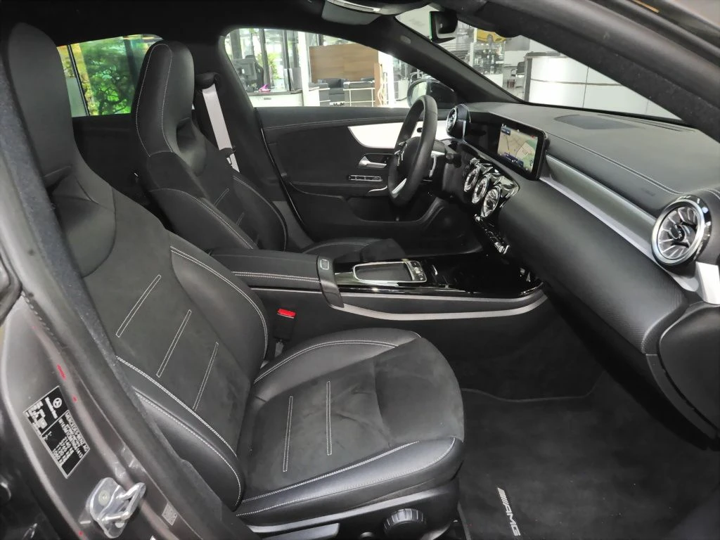 Mercedes-Benz-CLA 200 d-image-10