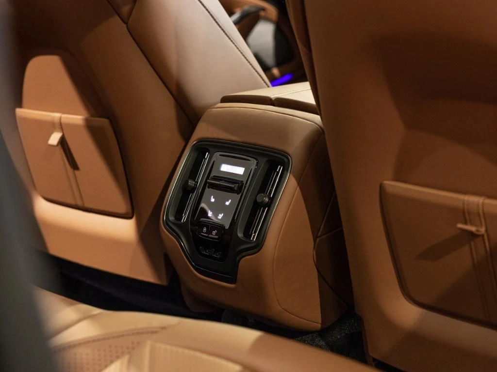 Aston Martin-DBX-image-23
