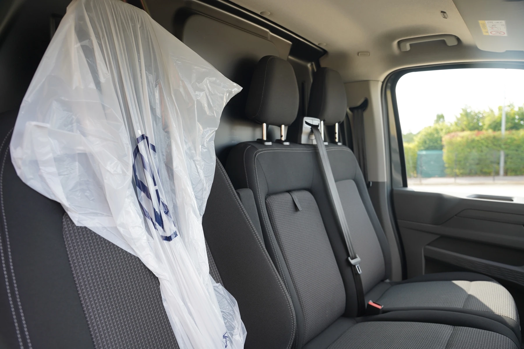 Volkswagen-Transporter-image-34