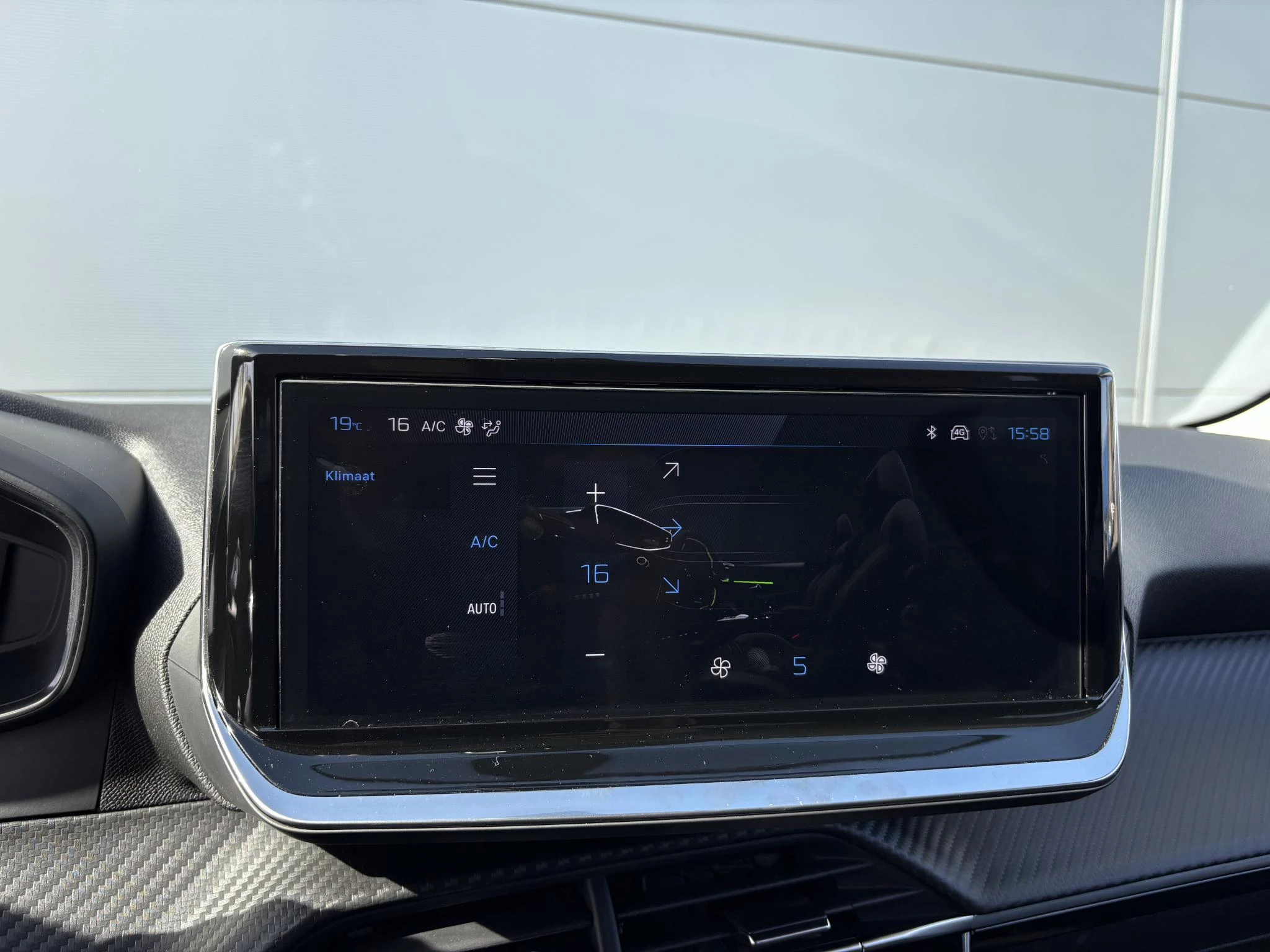 Peugeot-208-image-15