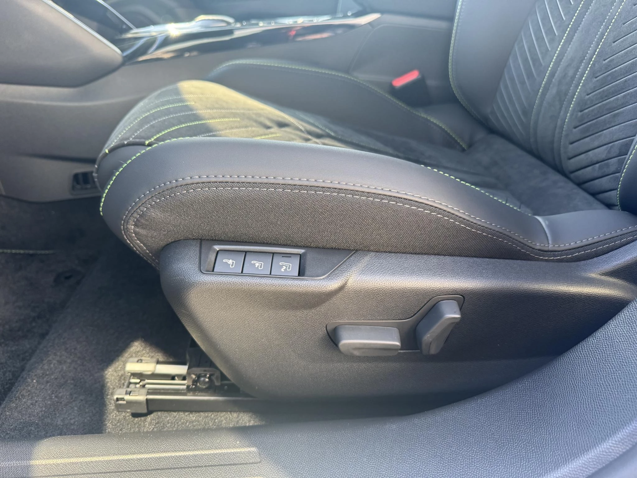 Peugeot-e-2008-image-10