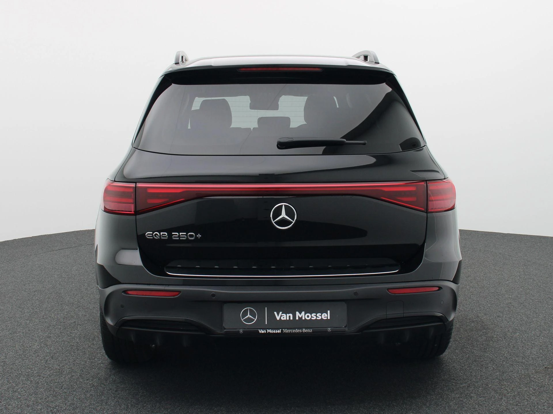 Mercedes-Benz EQB 250+ AMG Line + LEDER + PANO + BURMESTER + CARPLAY + HEAD UP +