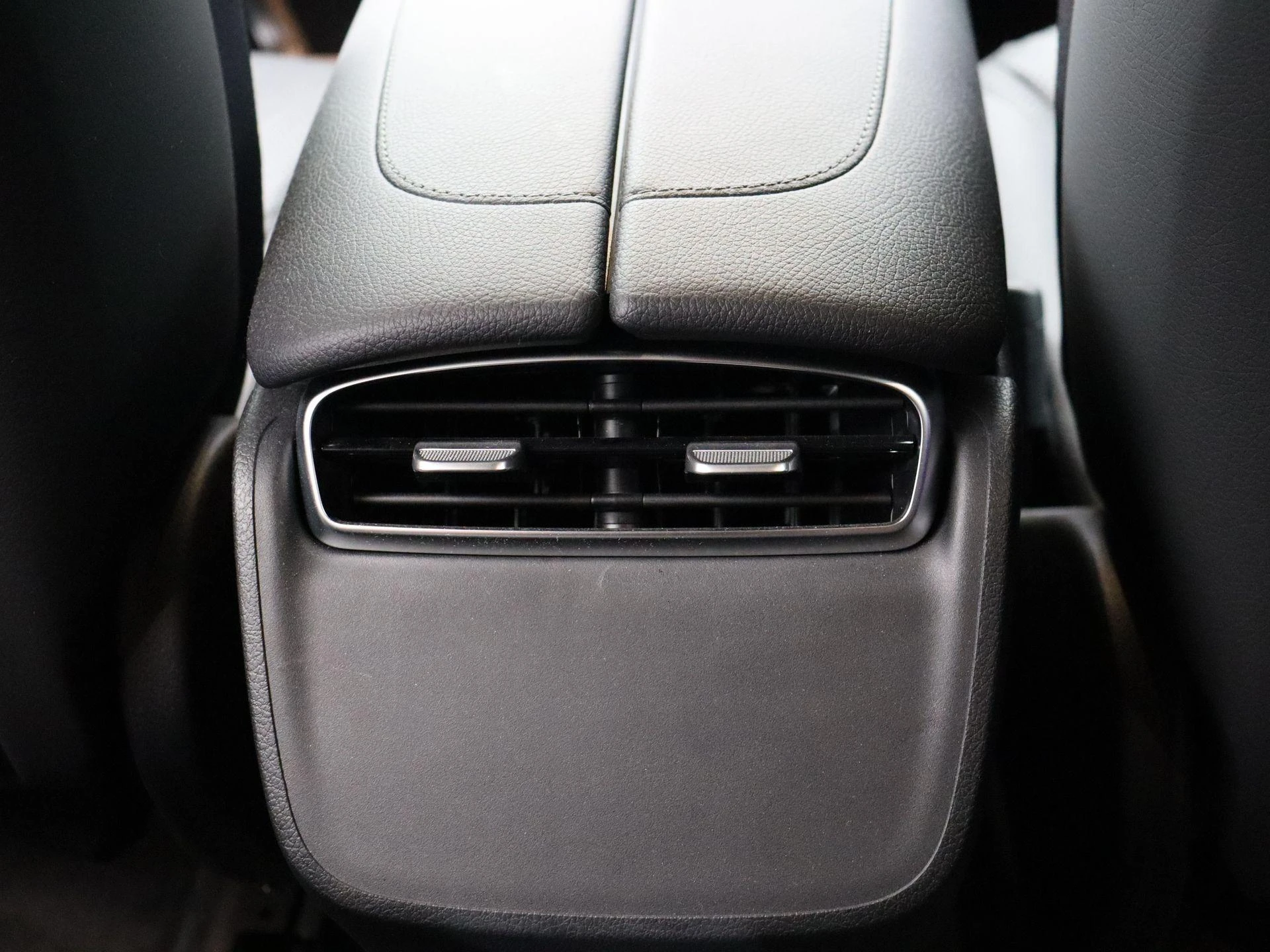 Mercedes-Benz-EQE-image-17
