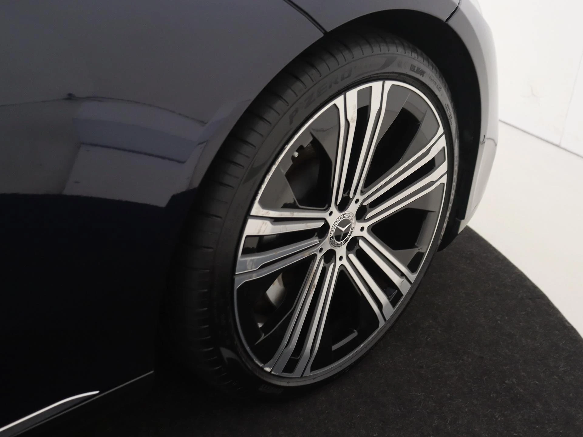 Mercedes-Benz-EQS-image-32
