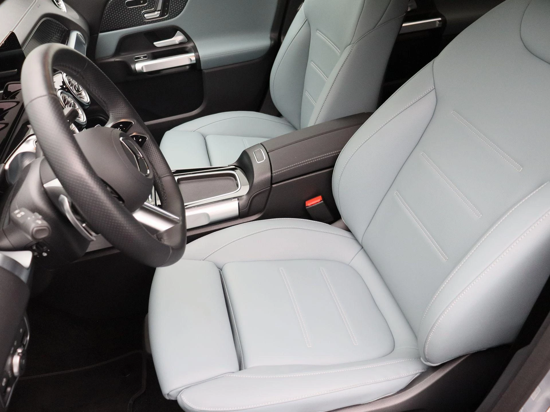 Mercedes-Benz-EQB-image-8