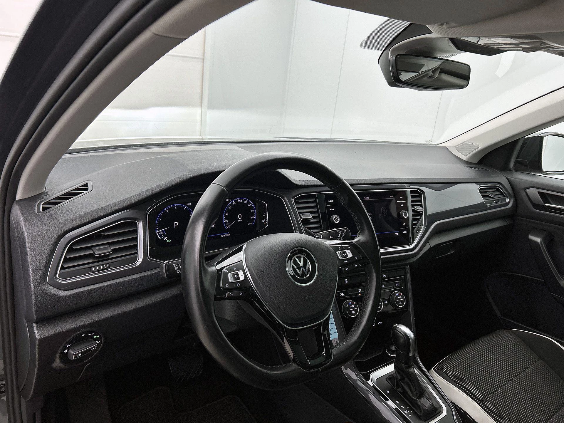 Volkswagen-T-Roc-image-16