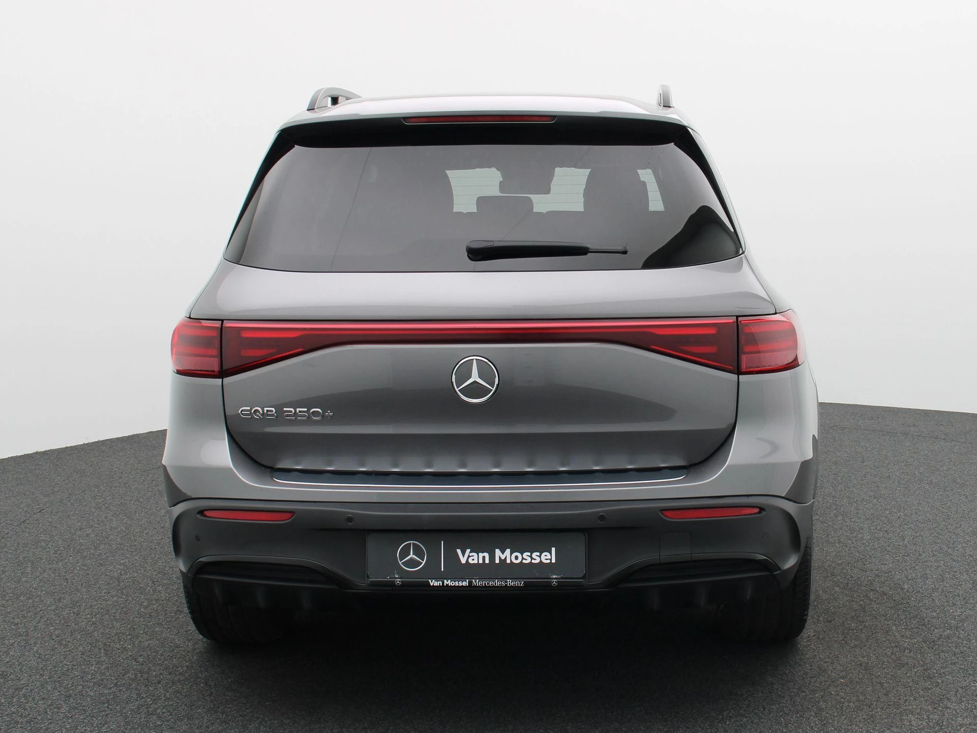 Mercedes-Benz-EQB-image-4
