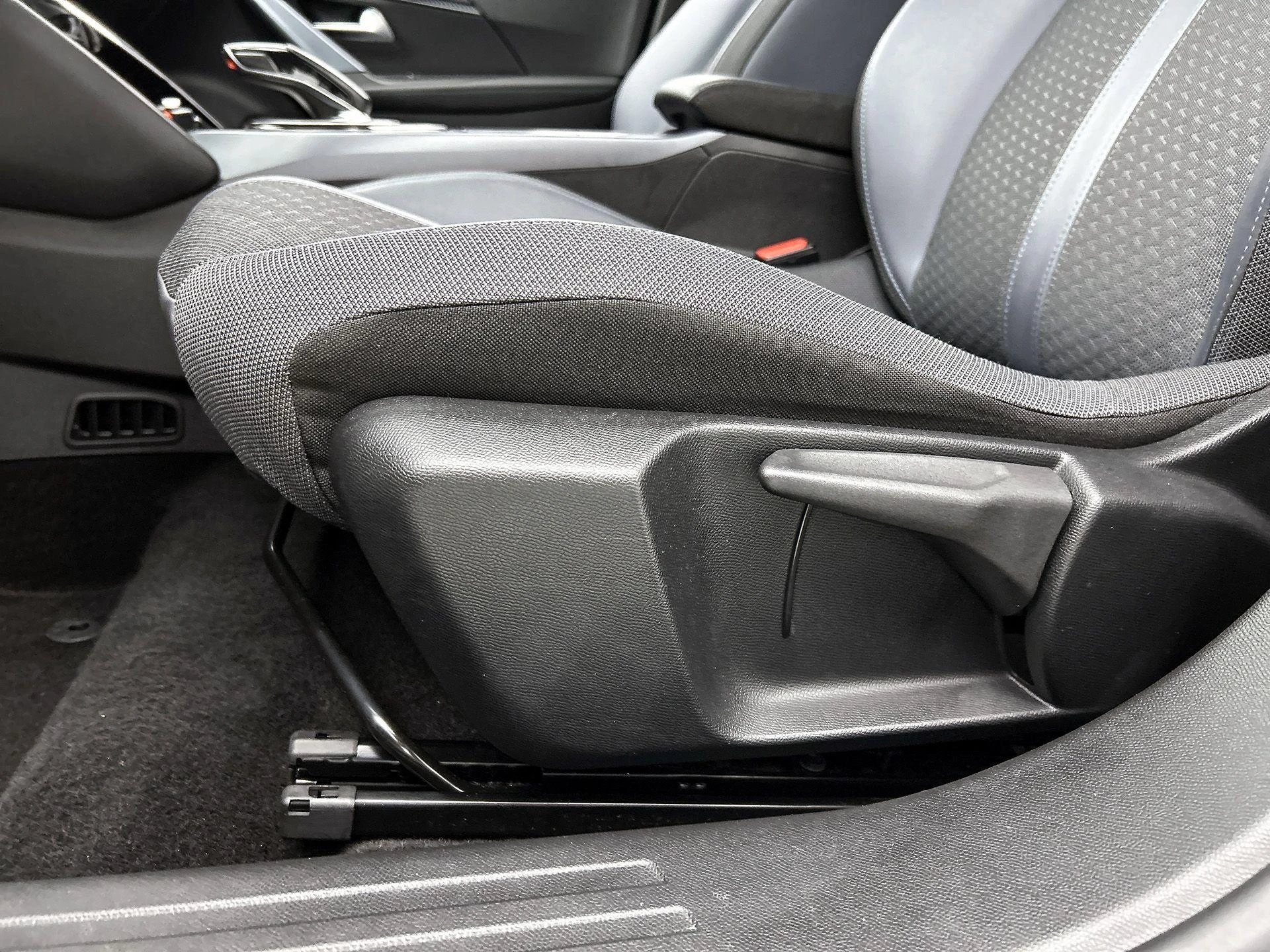 Peugeot-e-2008-image-24