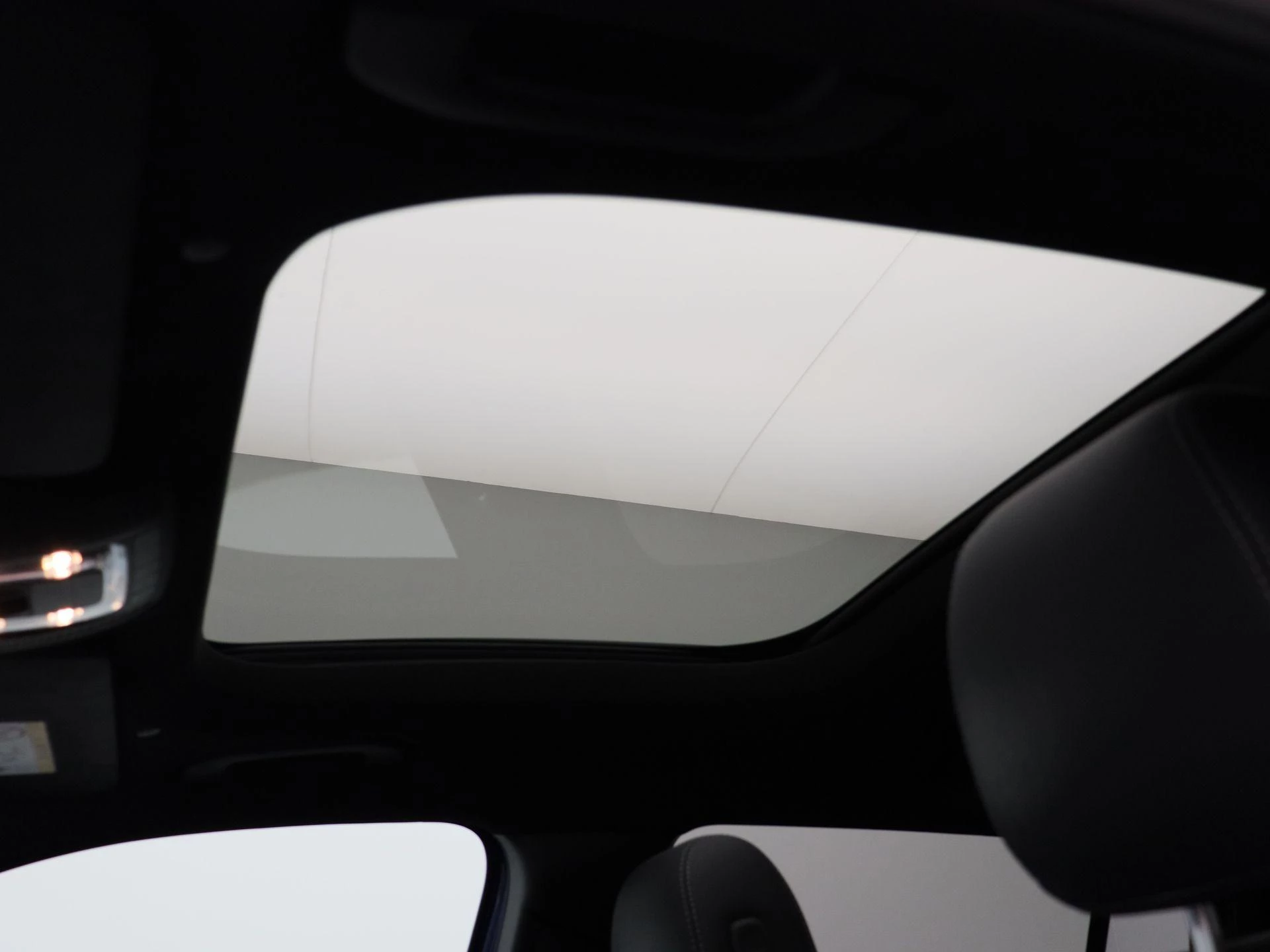 Mercedes-Benz GLB 180 AMG Line + LEDER + PANORAMISCH DAK + MULTIBEAM LED + NIGHT