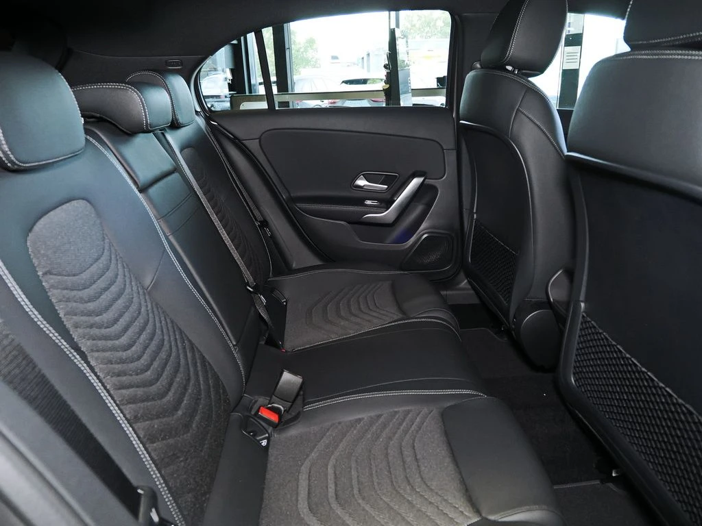 Mercedes-Benz-A-Klasse 180-image-11