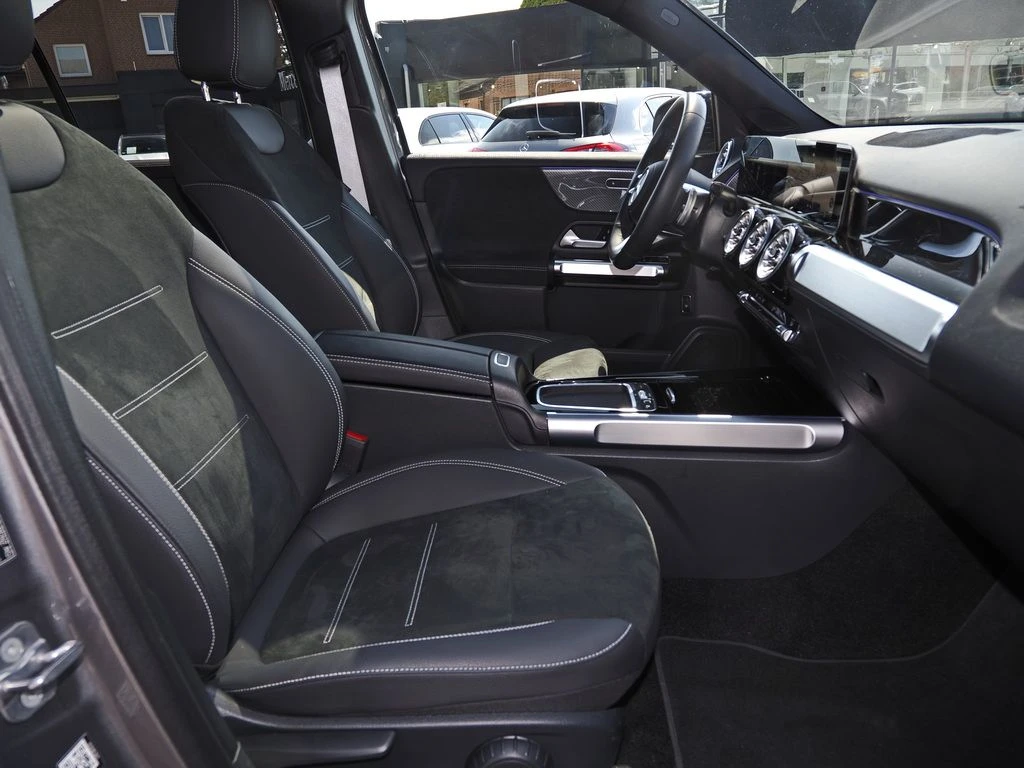 Mercedes-Benz-GLB 200 d-image-12