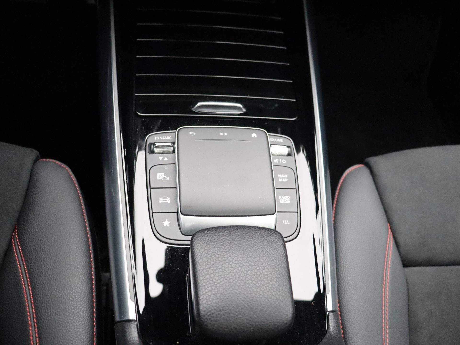 Mercedes-Benz GLA 180 AMG Line + PANO DAK + MULTIBEAM LED + KEY LESS +