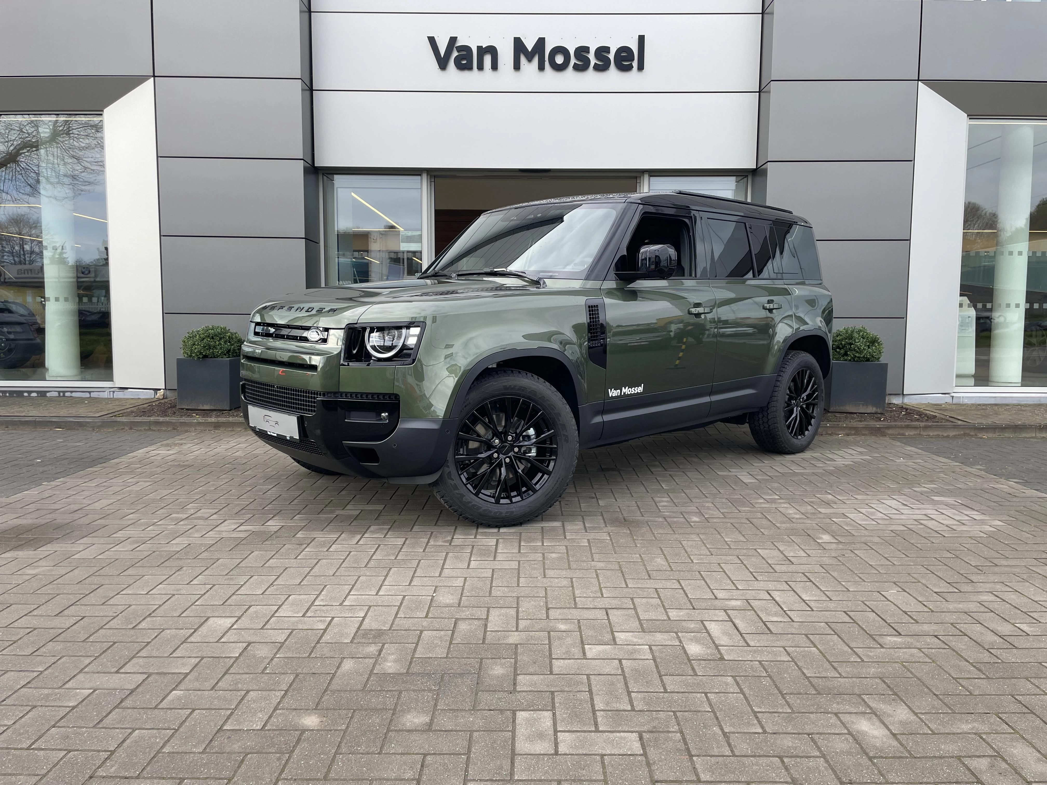 Land Rover-Defender-image-0