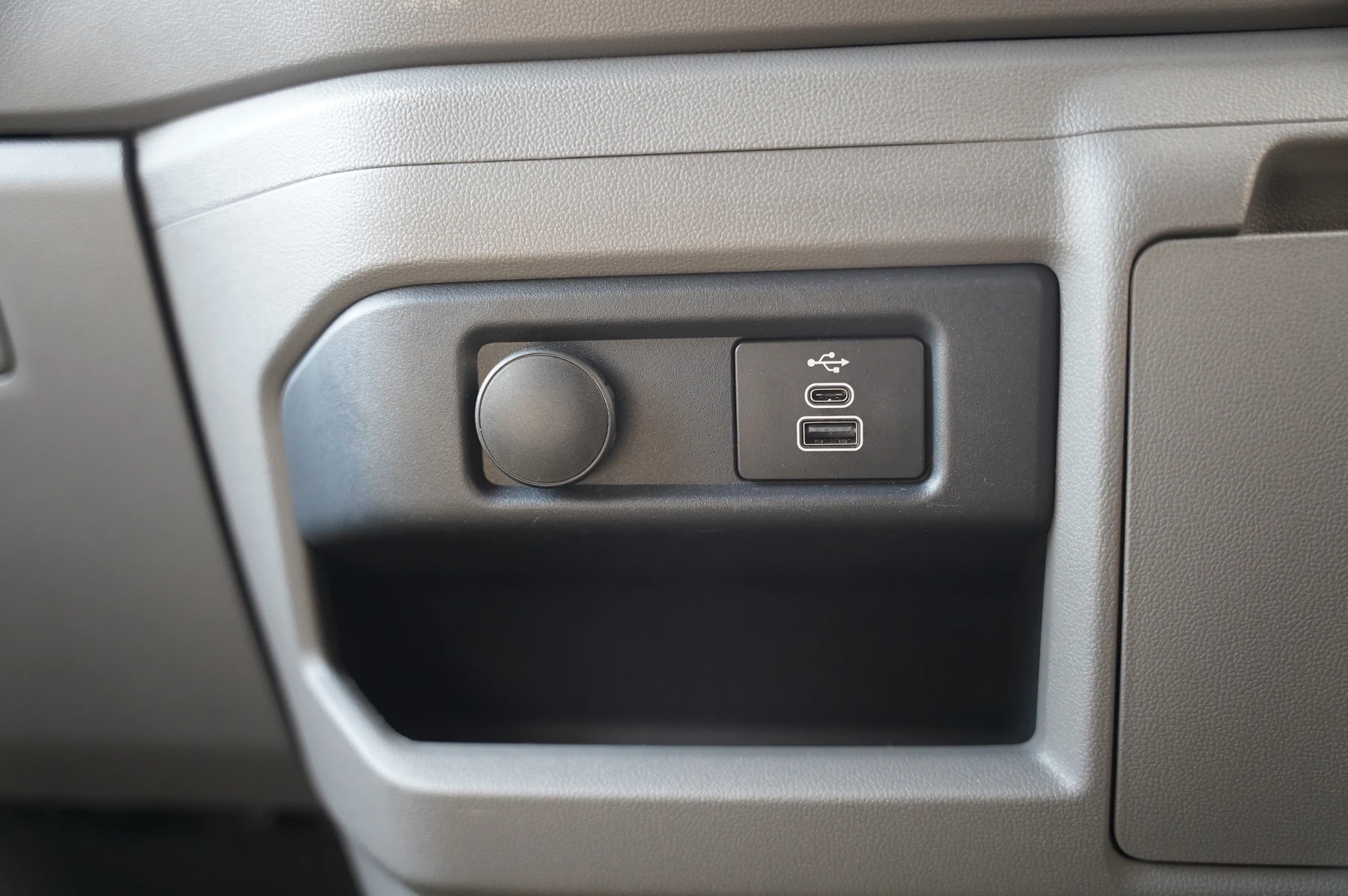 Volkswagen-Transporter-image-23