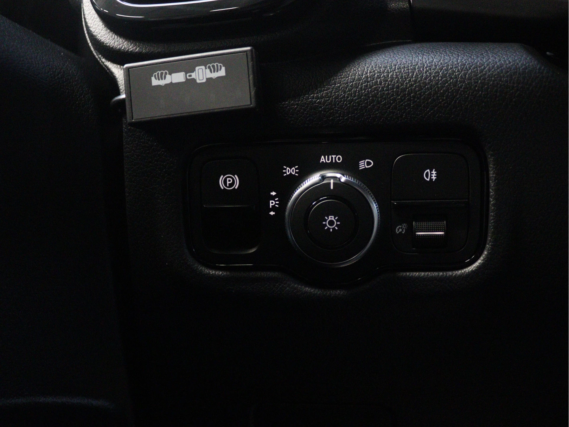 Mercedes-Benz-Vito-image-11