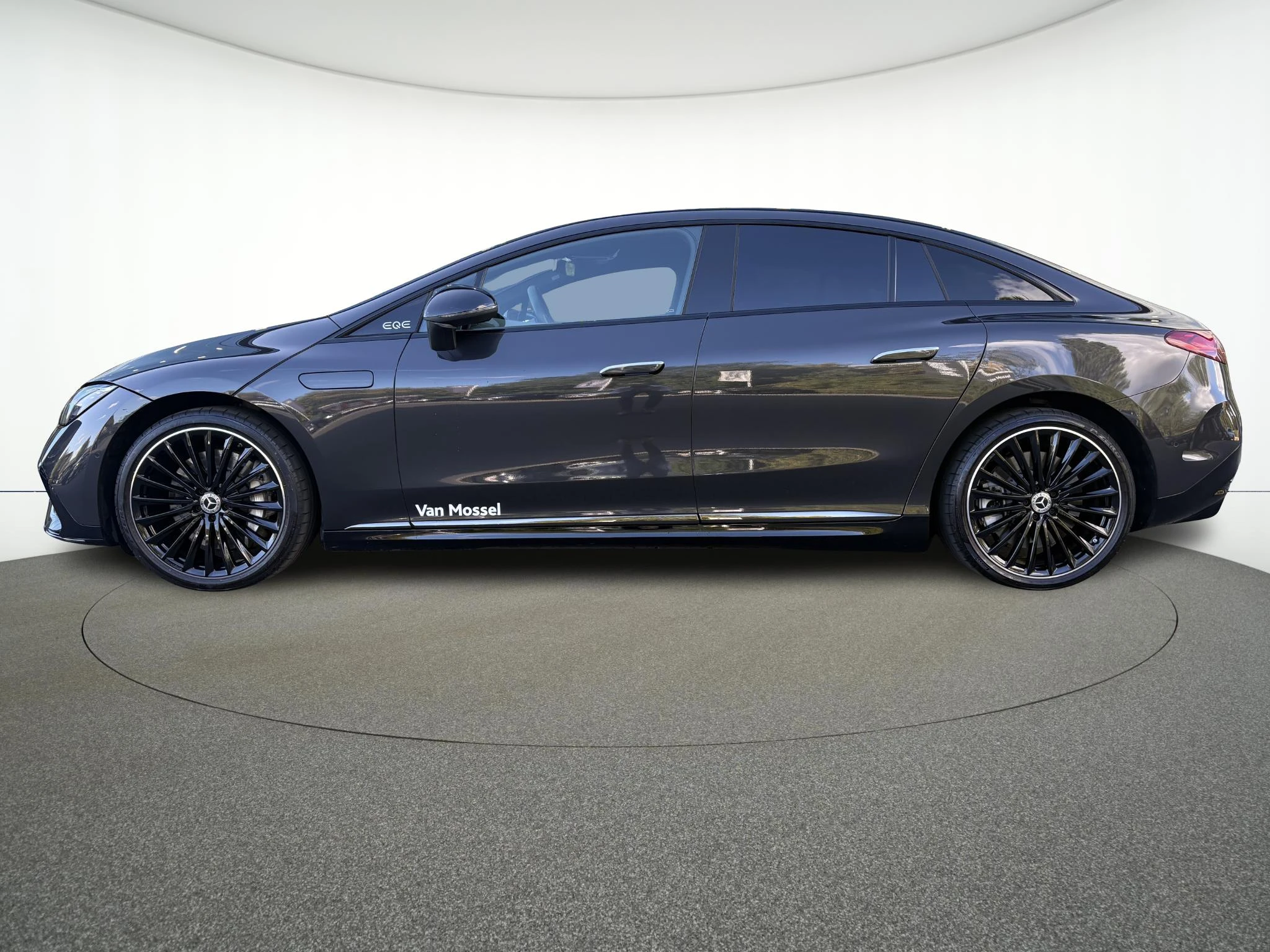 Mercedes-Benz-EQE-image-3