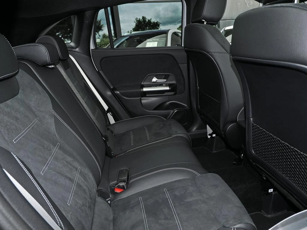 Mercedes-Benz-GLA 200-image-13