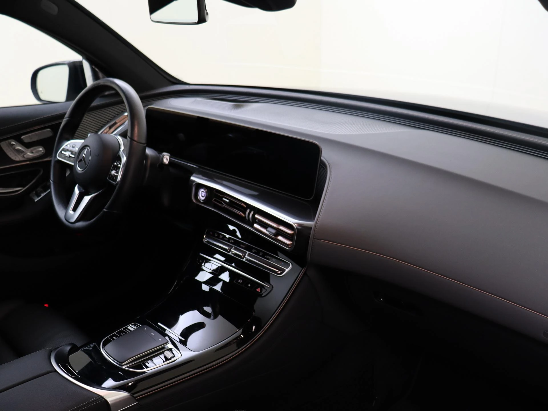 Mercedes-Benz-EQC-image-4