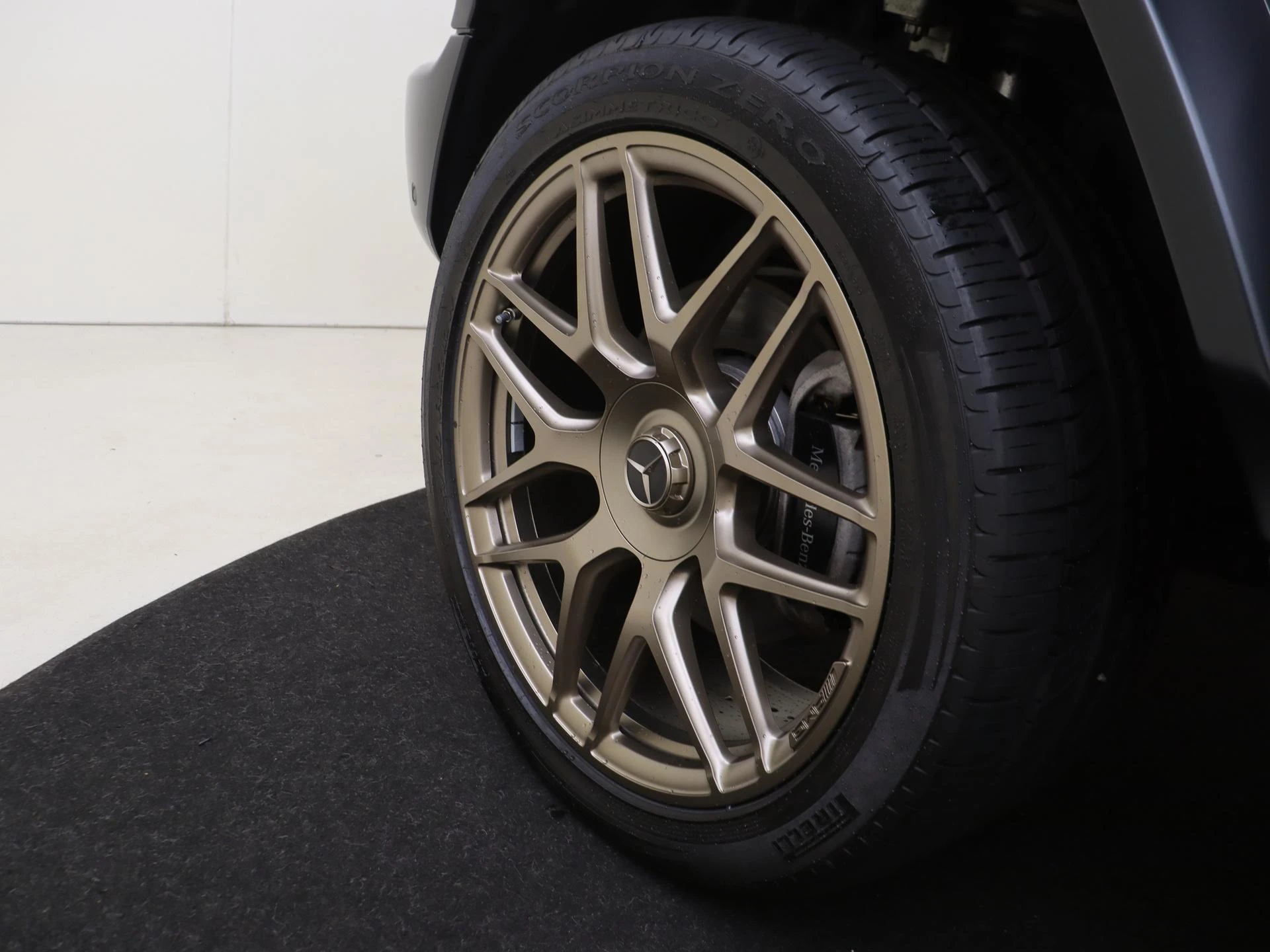 Mercedes-Benz-G-Klasse-image-32