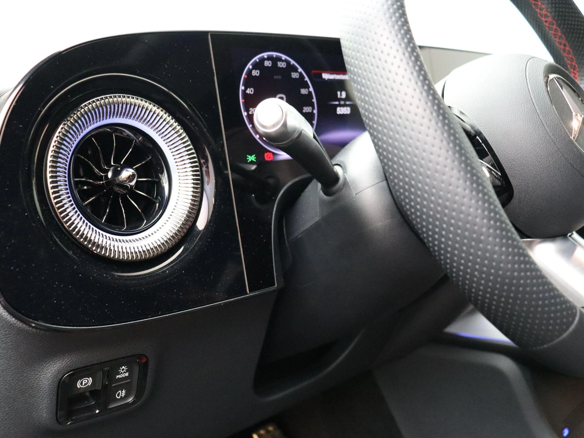Mercedes-Benz-CLA-image-11