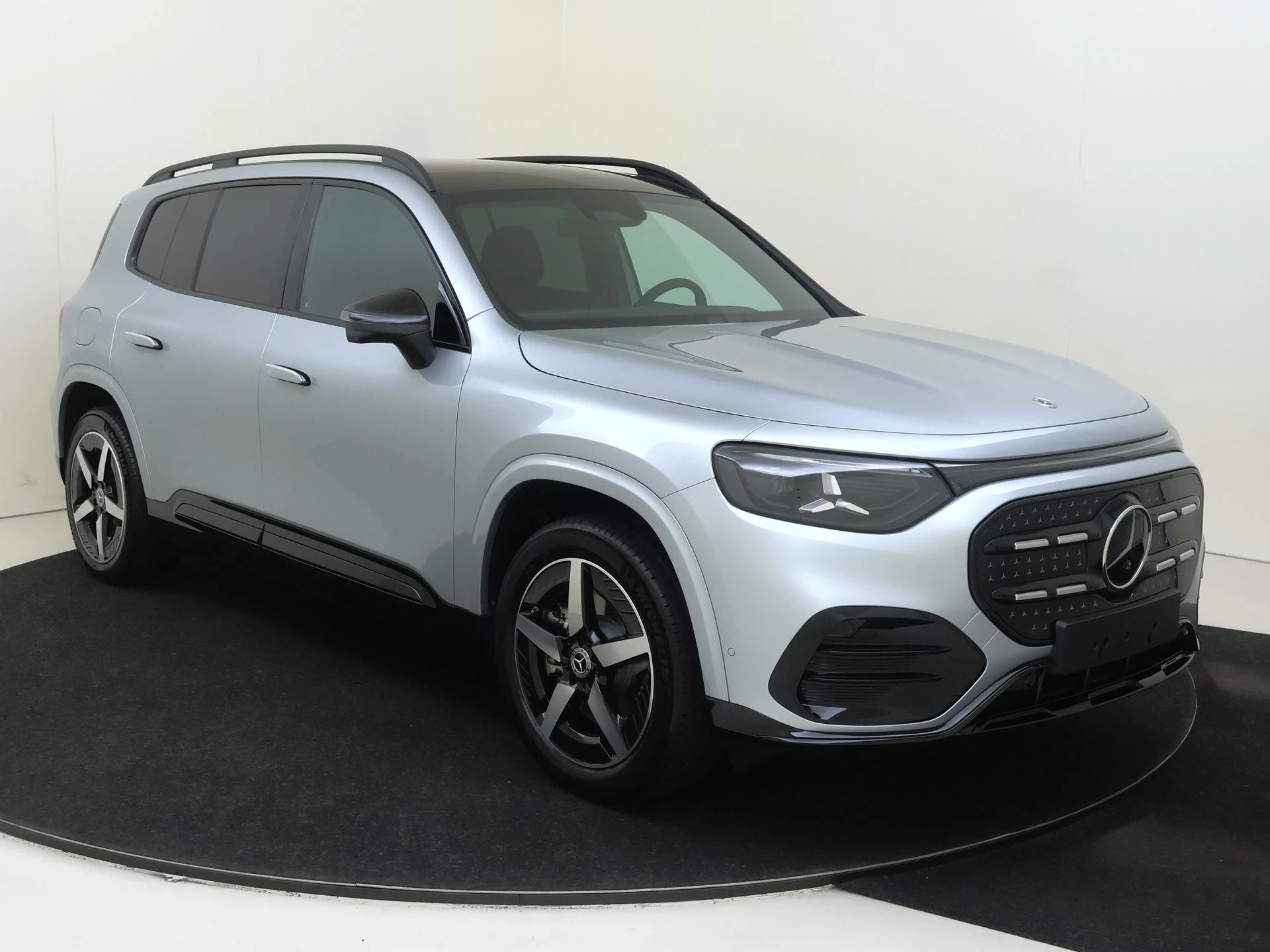 Mercedes-Benz-GLB-image-1