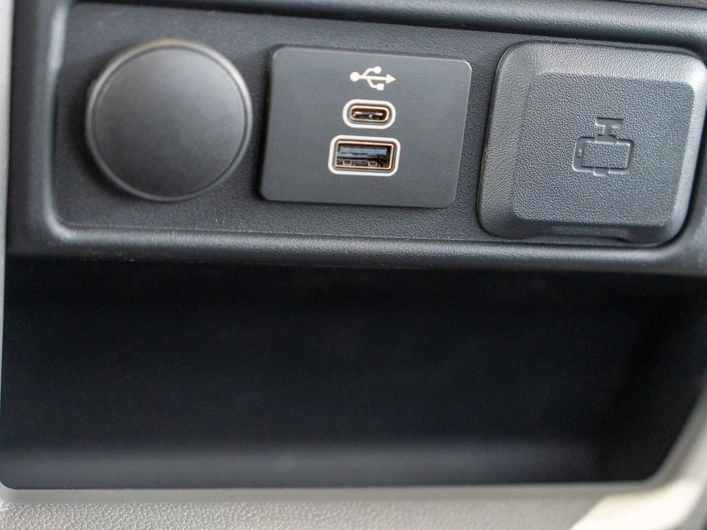 Volkswagen-Transporter-image-18