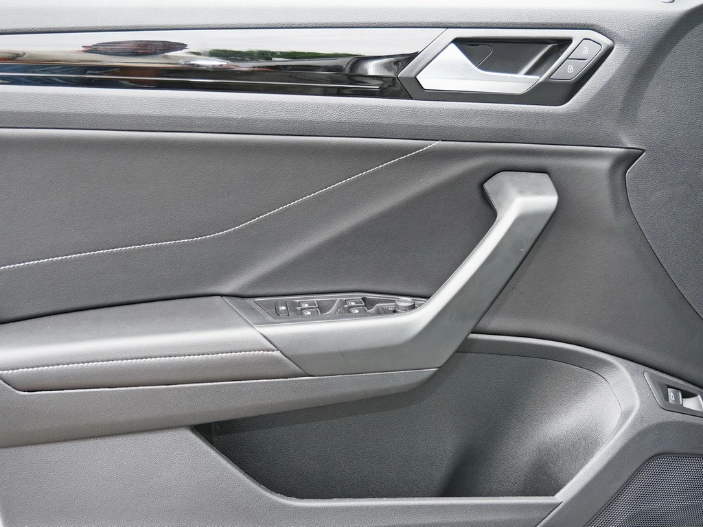 Volkswagen-T-Roc-image-14