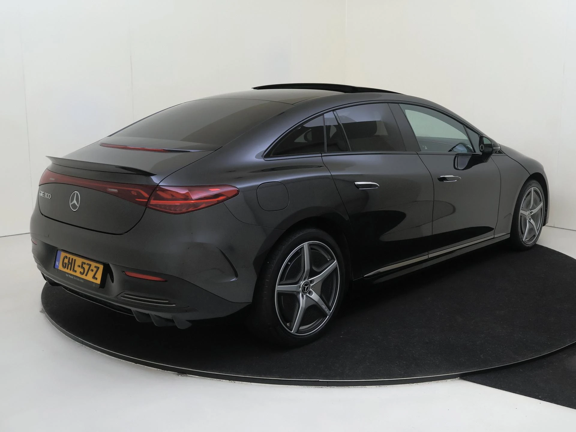 Mercedes-Benz-EQE-image-3
