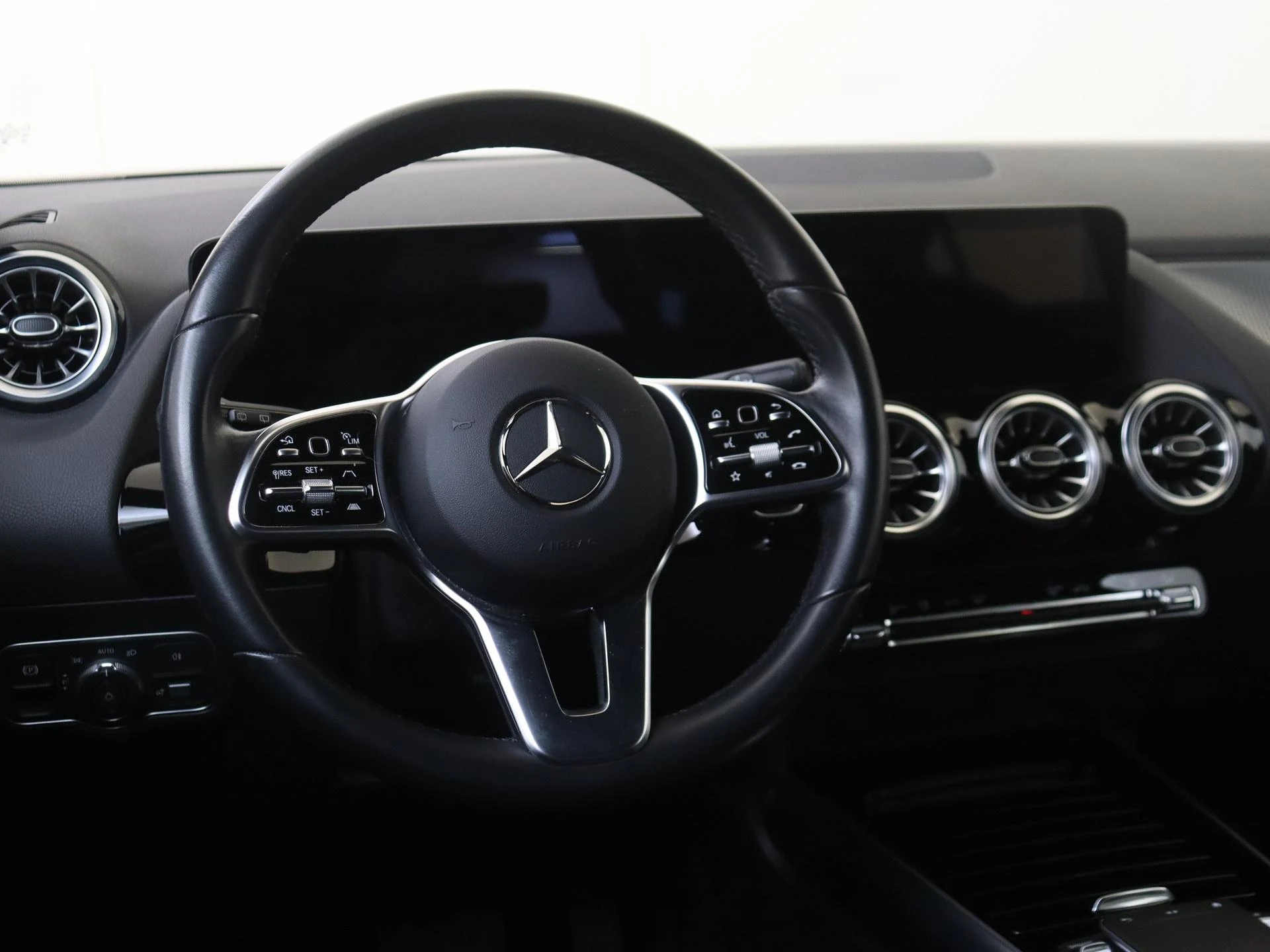 Mercedes-Benz-EQA-image-9
