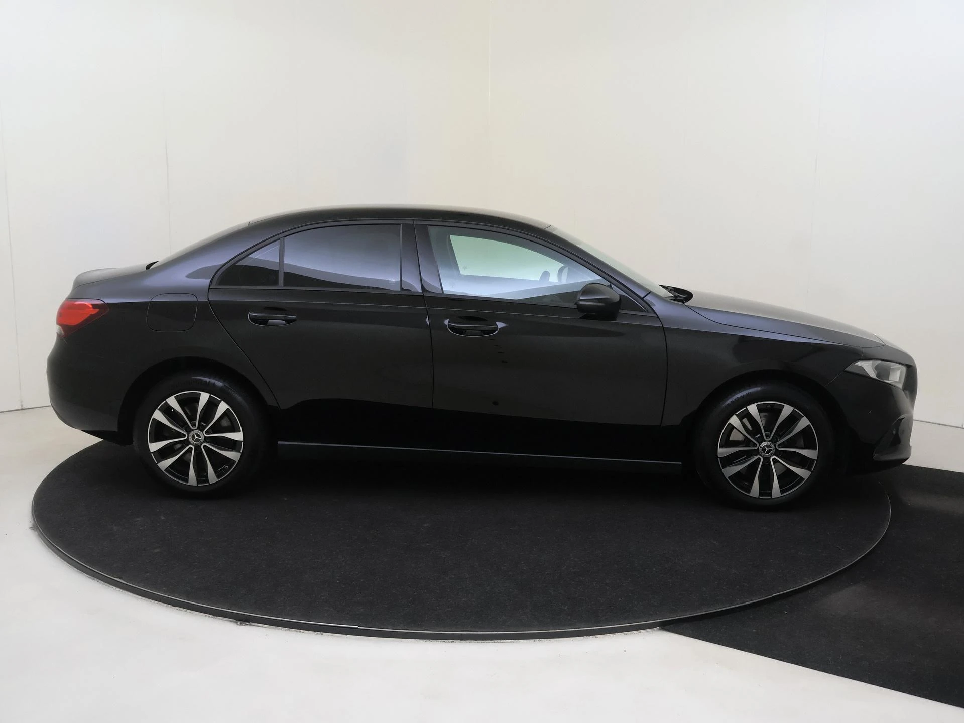 Mercedes-Benz-A-Klasse-image-8
