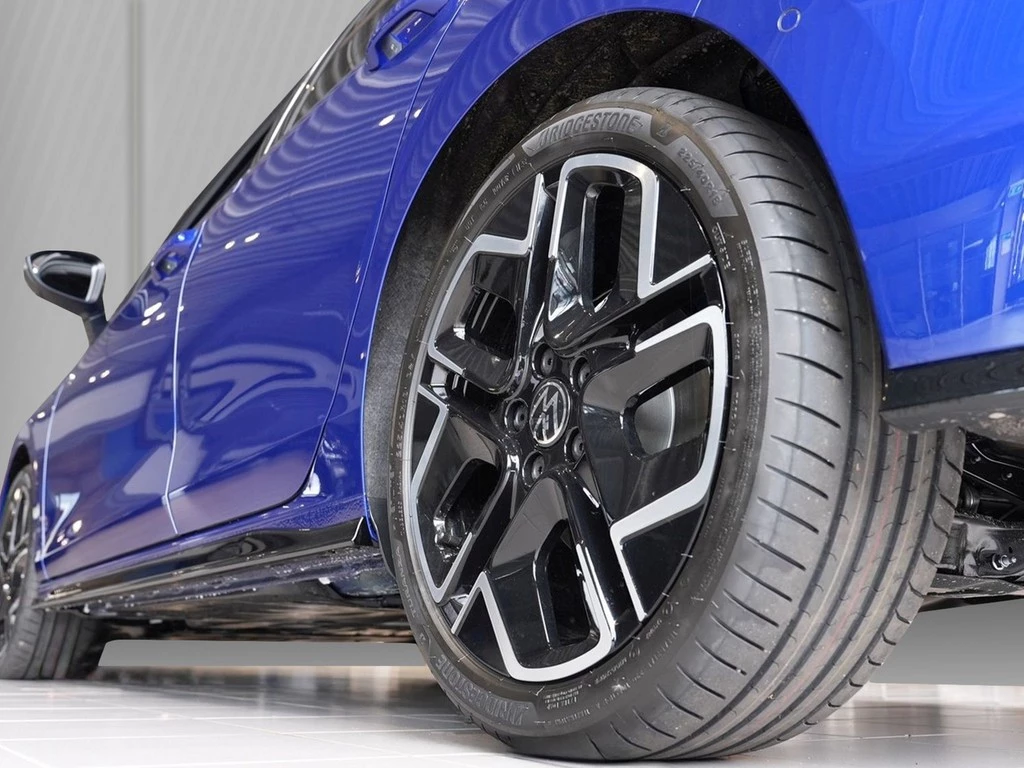 Volkswagen Golf 1,5 l eTSI DSG R-Line AHK LM18" SOUND HK