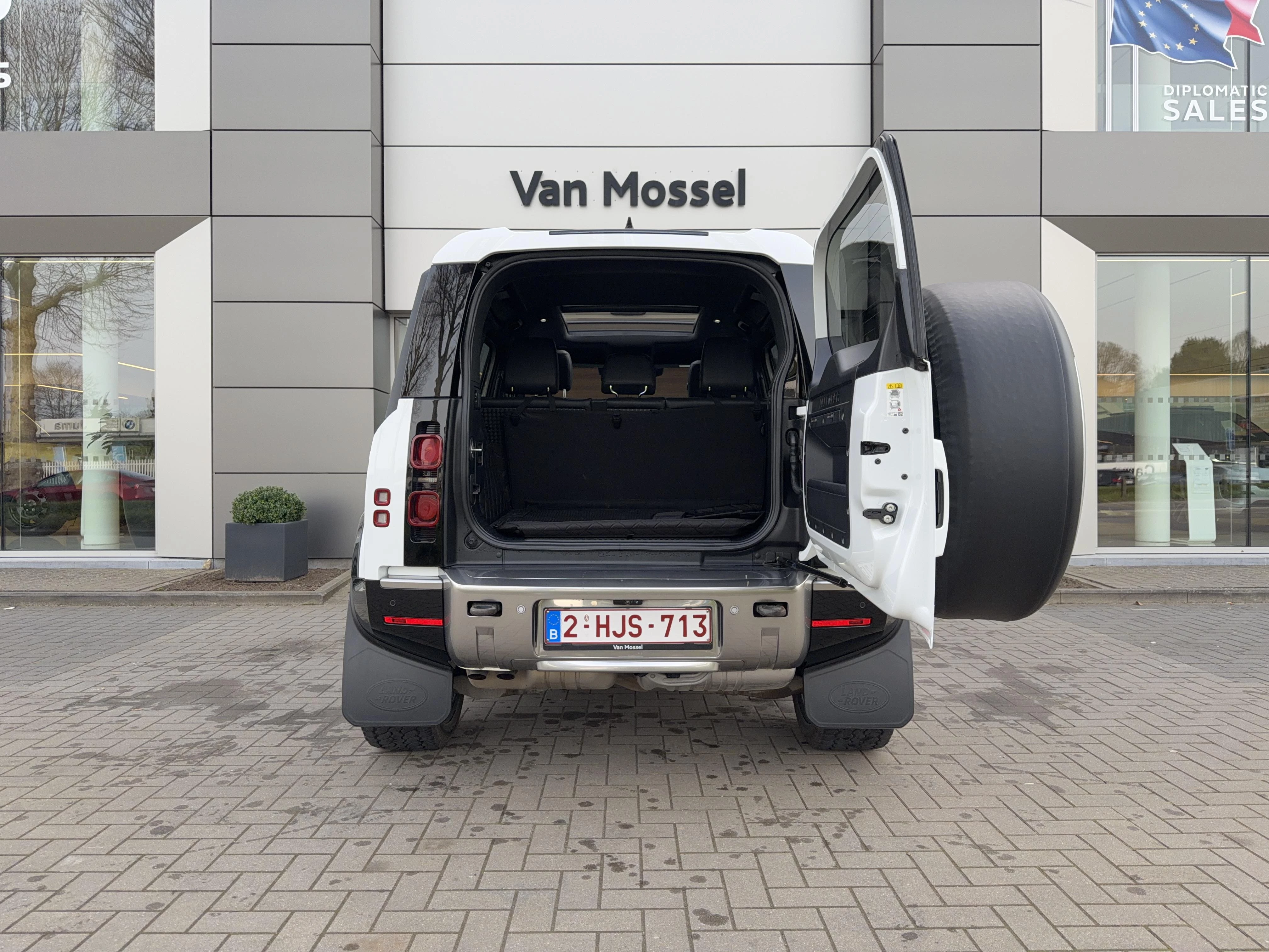 Land Rover Defender 110 D250 SE AWD