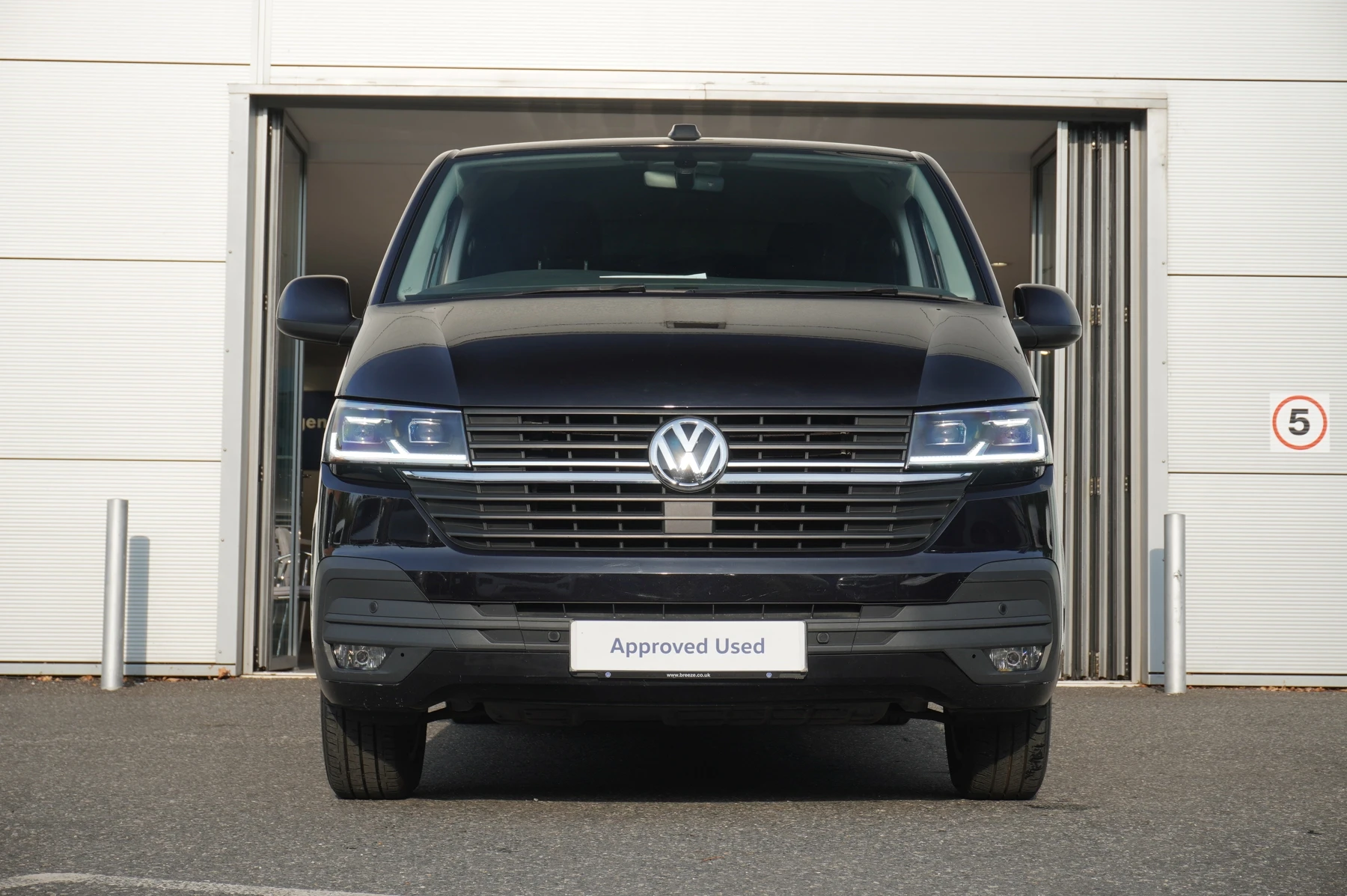 Volkswagen-Transporter-image-6