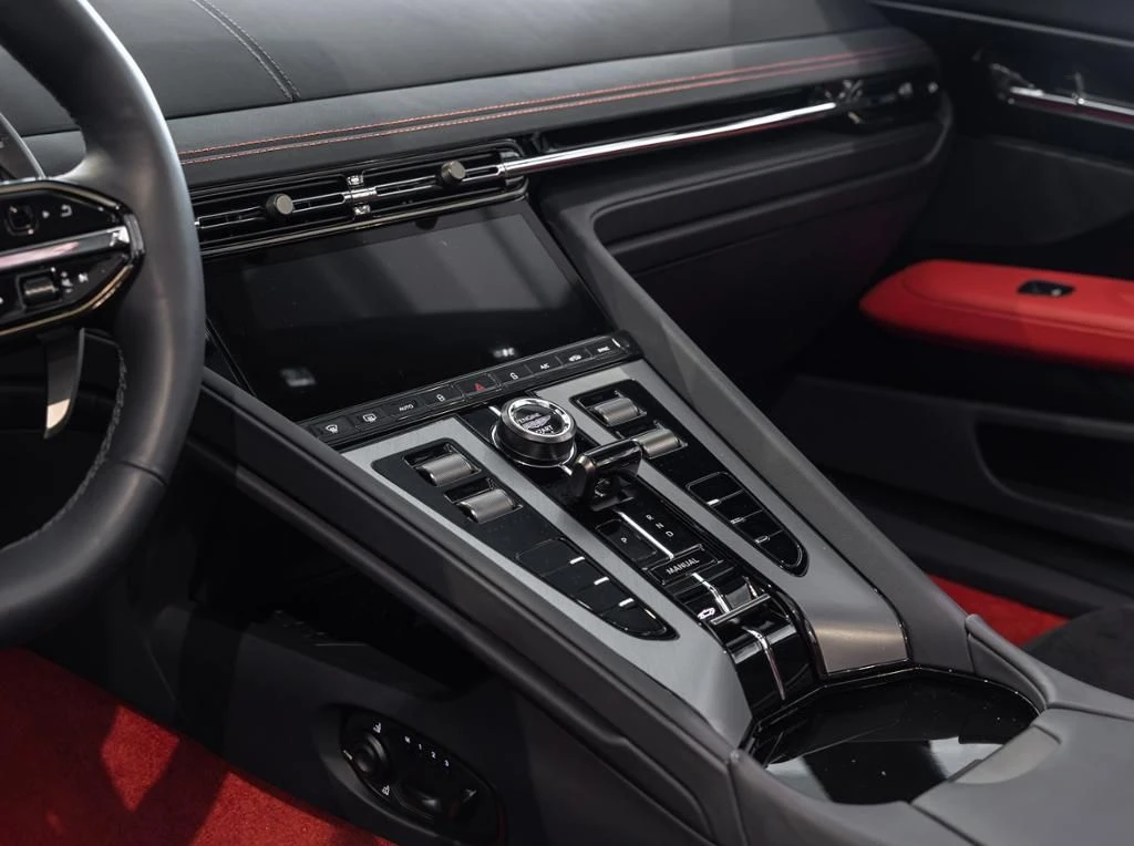 Aston Martin-DB12-image-10