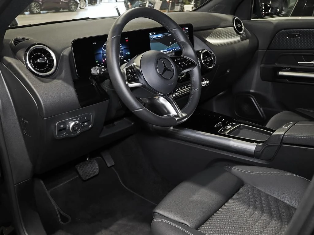 Mercedes-Benz-GLA 200-image-8