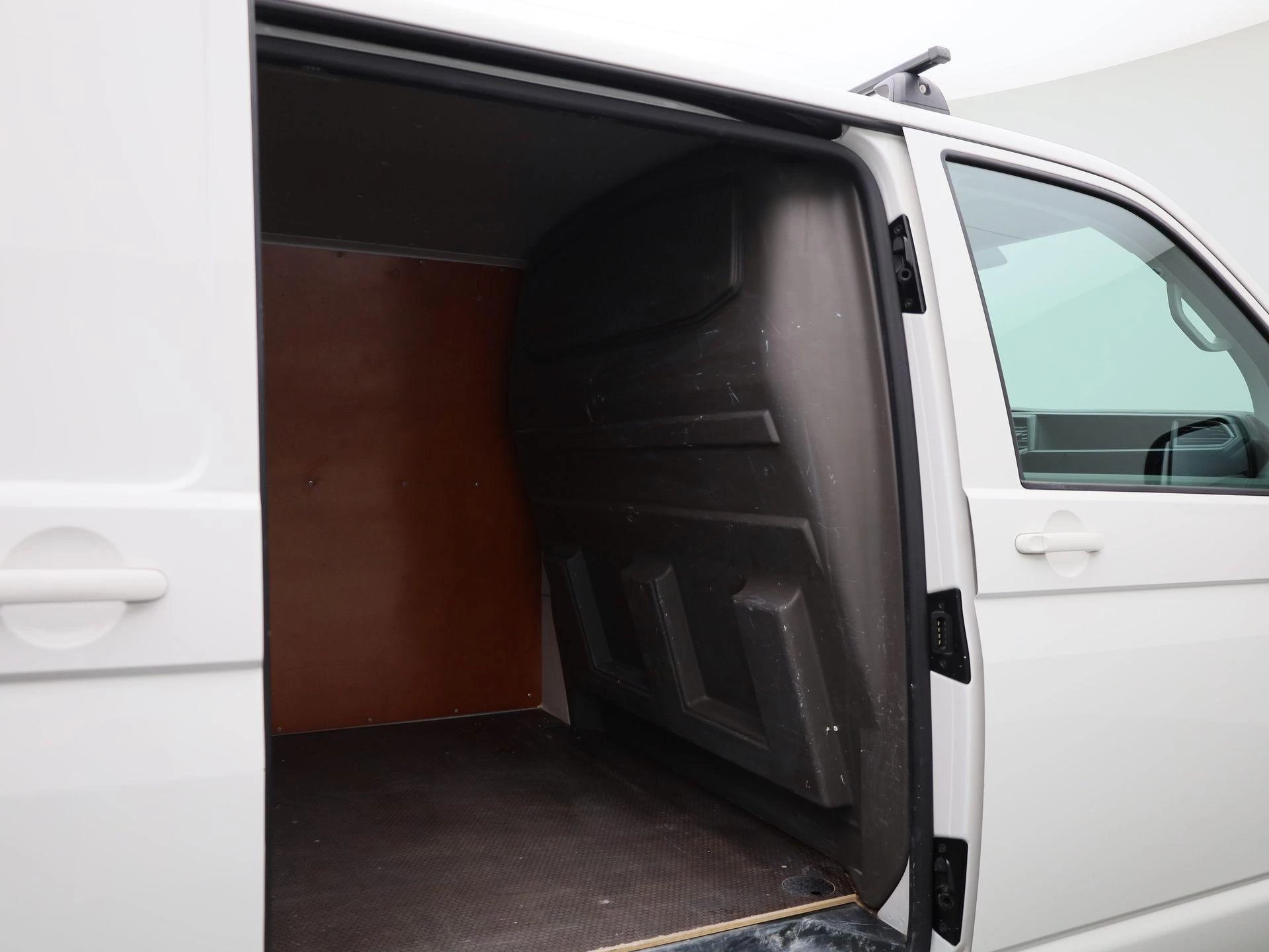 Volkswagen-Transporter-image-13
