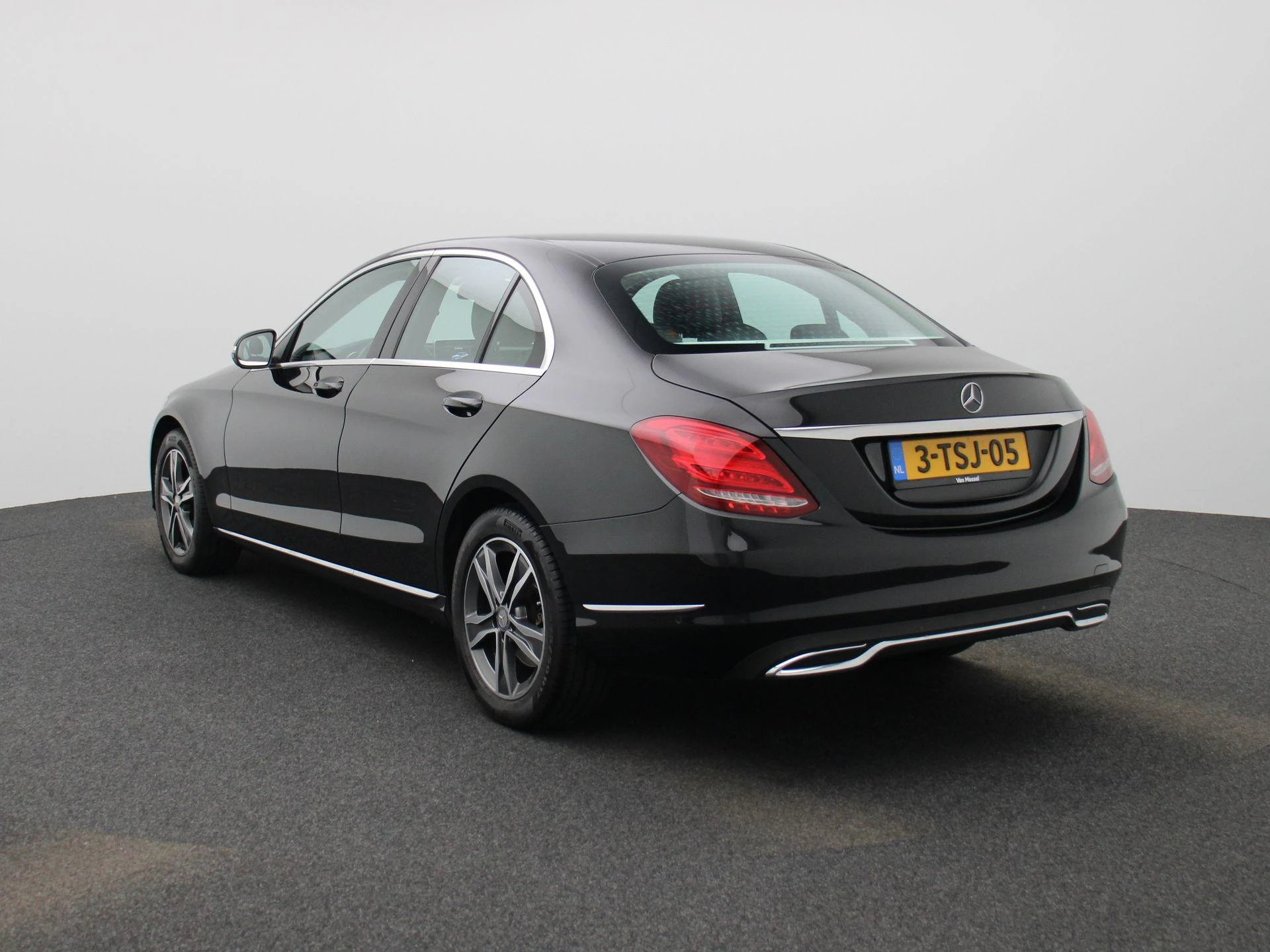 Mercedes-Benz-C-Klasse-image-1