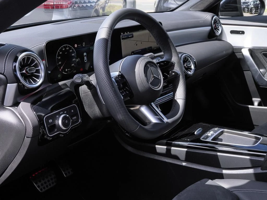Mercedes-Benz-CLA 200 d-image-9